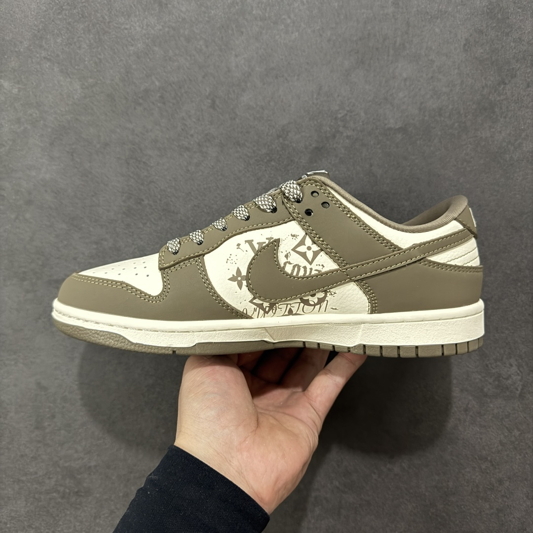 图片[2]-【定制版】Nike SB Dunk Low 联名 奶茶米白 高端定制 低帮休闲板鞋 XD1588-239  #定制鞋盒 大厂纯原品质出货 超高清洁度 皮料切割干净无任何毛边 细节完美   尺码：36 36.5 37.5 38 38.5 39 40 40.5 41 42 42.5 43 44 44.5 45 编码：HXSB330340-选品中心
