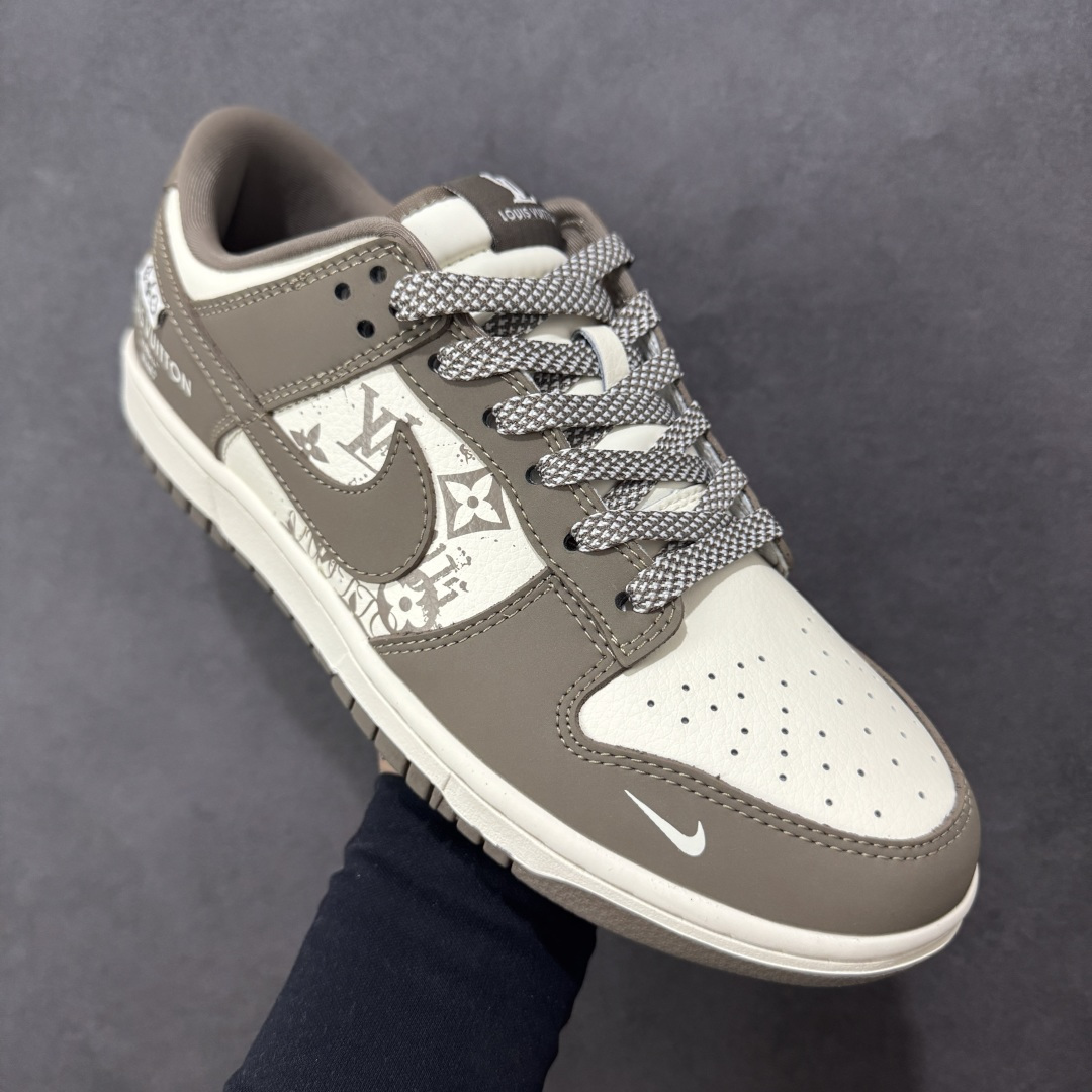 图片[3]-【定制版】Nike SB Dunk Low 联名 奶茶米白 高端定制 低帮休闲板鞋 XD1588-239  #定制鞋盒 大厂纯原品质出货 超高清洁度 皮料切割干净无任何毛边 细节完美   尺码：36 36.5 37.5 38 38.5 39 40 40.5 41 42 42.5 43 44 44.5 45 编码：HXSB330340-选品中心