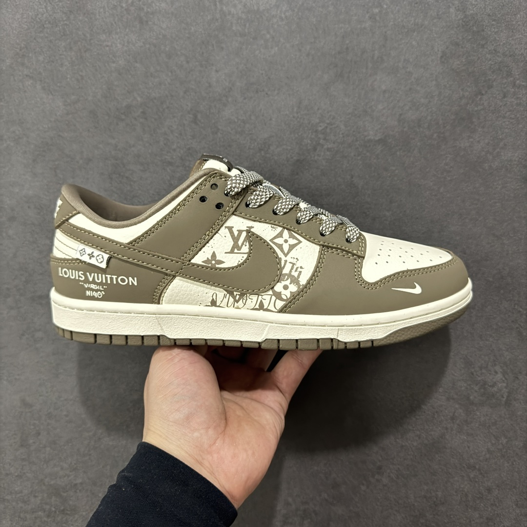 【定制版】Nike SB Dunk Low 联名 奶茶米白 高端定制 低帮休闲板鞋 XD1588-239 #定制鞋盒 大厂纯原品质出货 超高清洁度 皮料切割干净无任何毛边 细节完美 尺码:36 36.5 37.5 38 38.5 39 40 40.5 41 42 42.5 43 44 44.5 45 编码:HXSB330340-选品中心