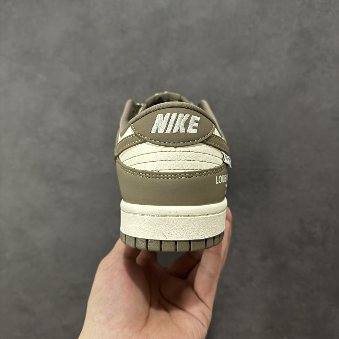 图片[4]-【定制版】Nike SB Dunk Low 联名 奶茶米白 高端定制 低帮休闲板鞋 XD1588-239  #定制鞋盒 大厂纯原品质出货 超高清洁度 皮料切割干净无任何毛边 细节完美   尺码：36 36.5 37.5 38 38.5 39 40 40.5 41 42 42.5 43 44 44.5 45 编码：HXSB330340-选品中心