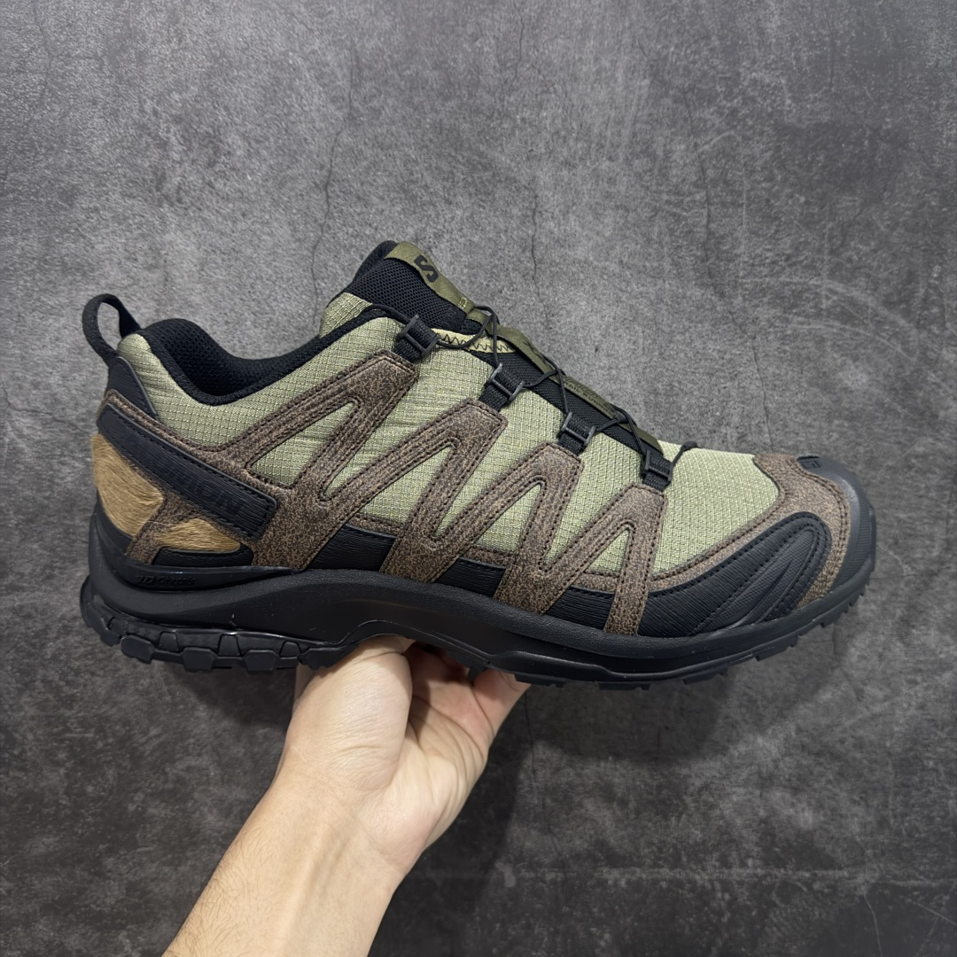 【GOAT纯原版】SALOMON 萨洛蒙 XA PRO 3D 户外运动 网布减震防滑透气 低帮跑步鞋 男女同款绿棕色 马毛 马年限定477974 全新品质 巅峰之作 所有配色均购物原版拆解1:1开发 原材料打造 非市场公版便宜货 私模大底 清洁度比市场所有版本都高 全套原纸板楦头开发 原厂网布配套 确保原汁原味 完美呈现版型 原档数据独家私模五层组合大底 男女鞋同步官方开发至47 原装Ortholite轻量化鞋垫 中底布带钢印编号 原厂TPU锁扣 进口港宝加持 后跟自然饱满 还原公司包裹性 鞋面采用SENSIFT贴合技术 全方位贴合包裹脚型 鞋跟部鞋底牵引设计 提供强大的抓地性能 更适应野外崎岖不平的道路 其3D ADVANCED CHASSIS底盘 材料轻量大化 钉齿设计更具稳定性 防护性 鞋底易磨损区运用CONTAGRIP高耐磨材料 应对城市硬质路面长距离跑考验 尺码:36 36.5 37.5 38 38.5 39 40 40.5 41 42 42.5 43 44 45 46 47-选品中心