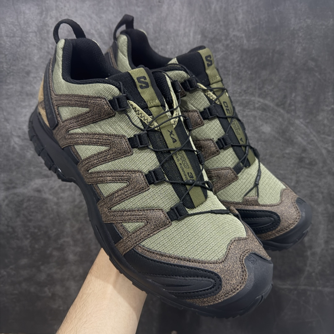 【GOAT纯原版】SALOMON 萨洛蒙 XA PRO 3D 户外运动 网布减震防滑透气 低帮跑步鞋 男女同款绿棕色 马毛 马年限定477974 全新品质 巅峰之作 所有配色均购物原版拆解1:1开发 原材料打造 非市场公版便宜货 私模大底 清洁度比市场所有版本都高 全套原纸板楦头开发 原厂网布配套 确保原汁原味 完美呈现版型 原档数据独家私模五层组合大底 男女鞋同步官方开发至47 原装Ortholite轻量化鞋垫 中底布带钢印编号 原厂TPU锁扣 进口港宝加持 后跟自然饱满 还原公司包裹性 鞋面采用SENSIFT贴合技术 全方位贴合包裹脚型 鞋跟部鞋底牵引设计 提供强大的抓地性能 更适应野外崎岖不平的道路 其3D ADVANCED CHASSIS底盘 材料轻量大化 钉齿设计更具稳定性 防护性 鞋底易磨损区运用CONTAGRIP高耐磨材料 应对城市硬质路面长距离跑考验 尺码:36 36.5 37.5 38 38.5 39 40 40.5 41 42 42.5 43 44 45 46 47-选品中心