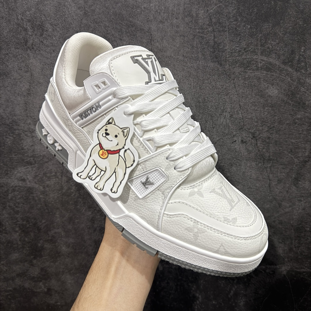 图片[3]-【莞产YS版本】Louis Vuitton Trainer lv时装走秀运动鞋 完美鞋型超高的清洁度 零毛边线头瑕疵 全套原楦原纸版原鞋开模 全网最具灵魂的版型 正确原装黄色鞋盒 正确中底印花 鞋面印花3D高频深度立体 全鞋电脑针车 紧密相连 针距密度一致 环保乳胶注塑鞋垫 厚度脚感还原原版 皮面裁剪部位 统一油边封口工艺 原装橡胶大底含胶量大底组合零偏差 专柜全套包装 防尘袋 说明书 质保卡 男女鞋 尺码： 35 36 37 38 39 40 41 42 43 44 45-选品中心