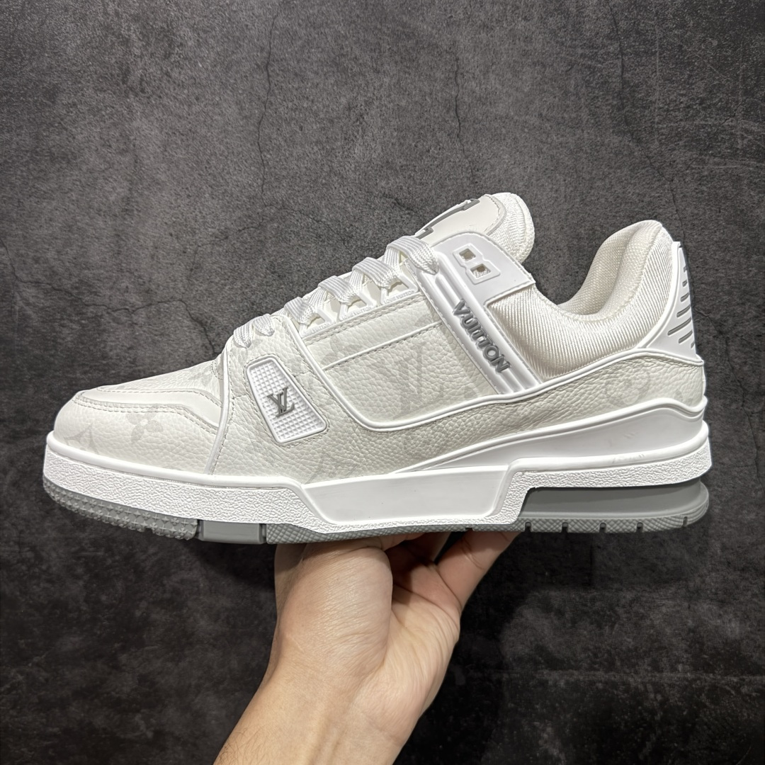 图片[2]-【莞产YS版本】Louis Vuitton Trainer lv时装走秀运动鞋 完美鞋型超高的清洁度 零毛边线头瑕疵 全套原楦原纸版原鞋开模 全网最具灵魂的版型 正确原装黄色鞋盒 正确中底印花 鞋面印花3D高频深度立体 全鞋电脑针车 紧密相连 针距密度一致 环保乳胶注塑鞋垫 厚度脚感还原原版 皮面裁剪部位 统一油边封口工艺 原装橡胶大底含胶量大底组合零偏差 专柜全套包装 防尘袋 说明书 质保卡 男女鞋 尺码： 35 36 37 38 39 40 41 42 43 44 45-选品中心