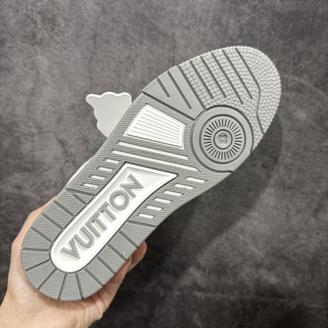 图片[9]-【莞产YS版本】Louis Vuitton Trainer lv时装走秀运动鞋 完美鞋型超高的清洁度 零毛边线头瑕疵 全套原楦原纸版原鞋开模 全网最具灵魂的版型 正确原装黄色鞋盒 正确中底印花 鞋面印花3D高频深度立体 全鞋电脑针车 紧密相连 针距密度一致 环保乳胶注塑鞋垫 厚度脚感还原原版 皮面裁剪部位 统一油边封口工艺 原装橡胶大底含胶量大底组合零偏差 专柜全套包装 防尘袋 说明书 质保卡 男女鞋 尺码： 35 36 37 38 39 40 41 42 43 44 45-选品中心