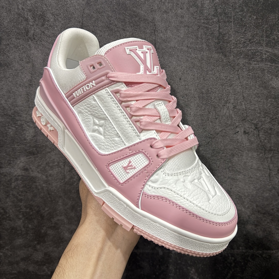 图片[3]-【莞产YS版本】Louis Vuitton Trainer lv时装走秀运动鞋 完美鞋型超高的清洁度 零毛边线头瑕疵 全套原楦原纸版原鞋开模 全网最具灵魂的版型 正确原装黄色鞋盒 正确中底印花 鞋面印花3D高频深度立体 全鞋电脑针车 紧密相连 针距密度一致 环保乳胶注塑鞋垫 厚度脚感还原原版 皮面裁剪部位 统一油边封口工艺 原装橡胶大底含胶量大底组合零偏差 专柜全套包装 防尘袋 说明书 质保卡 男女鞋 尺码： 35 36 37 38 39 40 41 42 43 44 45-选品中心