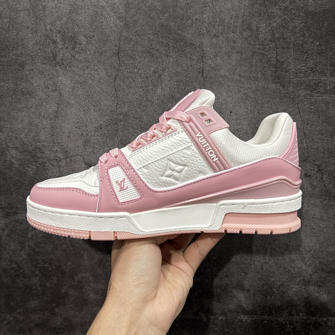 图片[2]-【莞产YS版本】Louis Vuitton Trainer lv时装走秀运动鞋 完美鞋型超高的清洁度 零毛边线头瑕疵 全套原楦原纸版原鞋开模 全网最具灵魂的版型 正确原装黄色鞋盒 正确中底印花 鞋面印花3D高频深度立体 全鞋电脑针车 紧密相连 针距密度一致 环保乳胶注塑鞋垫 厚度脚感还原原版 皮面裁剪部位 统一油边封口工艺 原装橡胶大底含胶量大底组合零偏差 专柜全套包装 防尘袋 说明书 质保卡 男女鞋 尺码： 35 36 37 38 39 40 41 42 43 44 45-选品中心