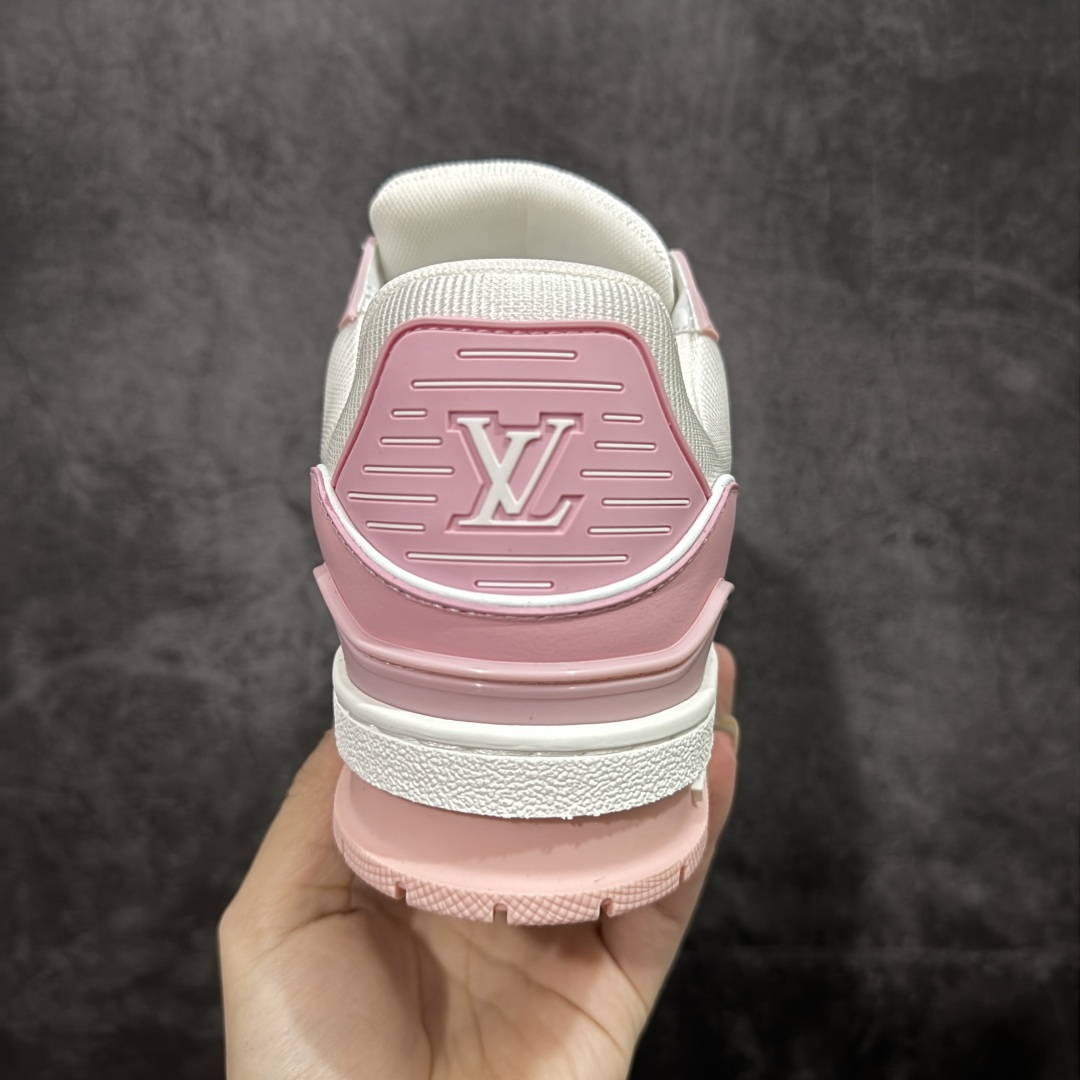 图片[4]-【莞产YS版本】Louis Vuitton Trainer lv时装走秀运动鞋 完美鞋型超高的清洁度 零毛边线头瑕疵 全套原楦原纸版原鞋开模 全网最具灵魂的版型 正确原装黄色鞋盒 正确中底印花 鞋面印花3D高频深度立体 全鞋电脑针车 紧密相连 针距密度一致 环保乳胶注塑鞋垫 厚度脚感还原原版 皮面裁剪部位 统一油边封口工艺 原装橡胶大底含胶量大底组合零偏差 专柜全套包装 防尘袋 说明书 质保卡 男女鞋 尺码： 35 36 37 38 39 40 41 42 43 44 45-选品中心