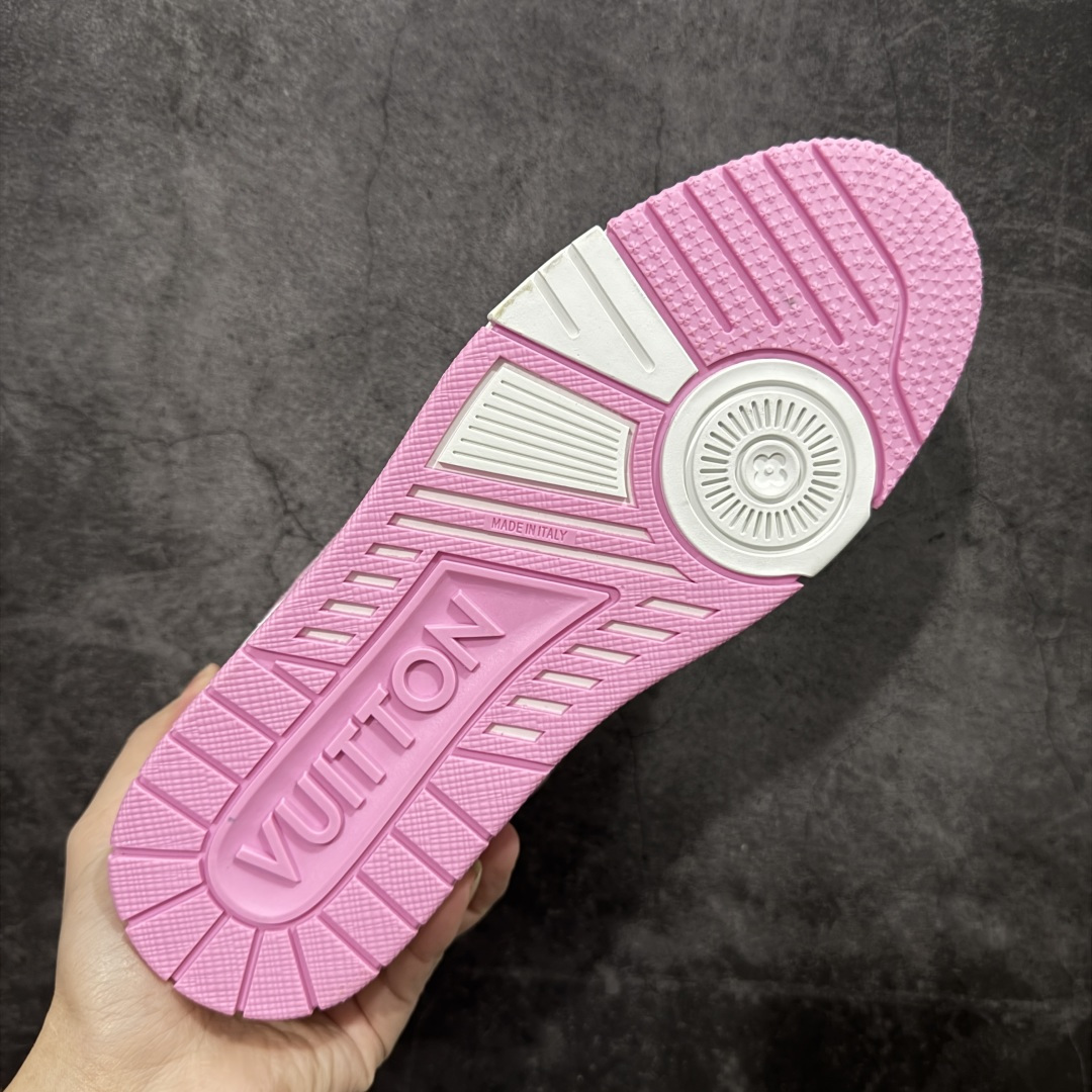 图片[9]-【莞产YS版本】Louis Vuitton Trainer lv时装走秀运动鞋 完美鞋型超高的清洁度 零毛边线头瑕疵 全套原楦原纸版原鞋开模 全网最具灵魂的版型 正确原装黄色鞋盒 正确中底印花 鞋面印花3D高频深度立体 全鞋电脑针车 紧密相连 针距密度一致 环保乳胶注塑鞋垫 厚度脚感还原原版 皮面裁剪部位 统一油边封口工艺 原装橡胶大底含胶量大底组合零偏差 专柜全套包装 防尘袋 说明书 质保卡 男女鞋 尺码： 35 36 37 38 39 40 41 42 43 44 45-选品中心