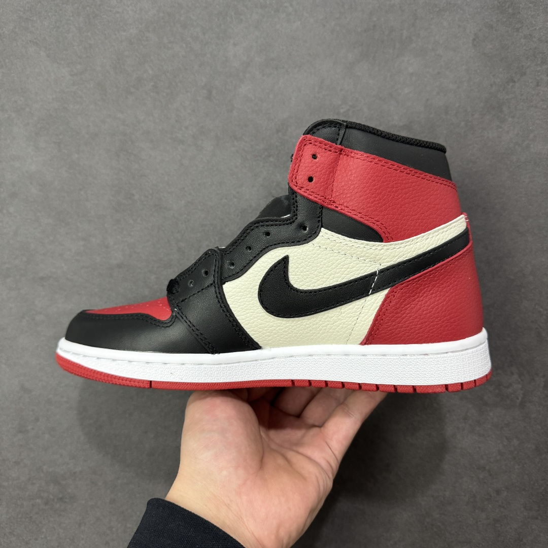 图片[2]-【公司级头层版】Air Jordan 1 High OG 高帮 白棕 AJ1 乔丹1代 aj1 乔1 高邦 金人吊牌 乔丹篮球鞋系列555088-610 采用正确头层皮组合荔枝纹头层皮革鞋面材质 中底注胶孔及缜密中底拉帮工艺 内置气垫及耐磨橡胶大底 尺码：36-47.5-选品中心