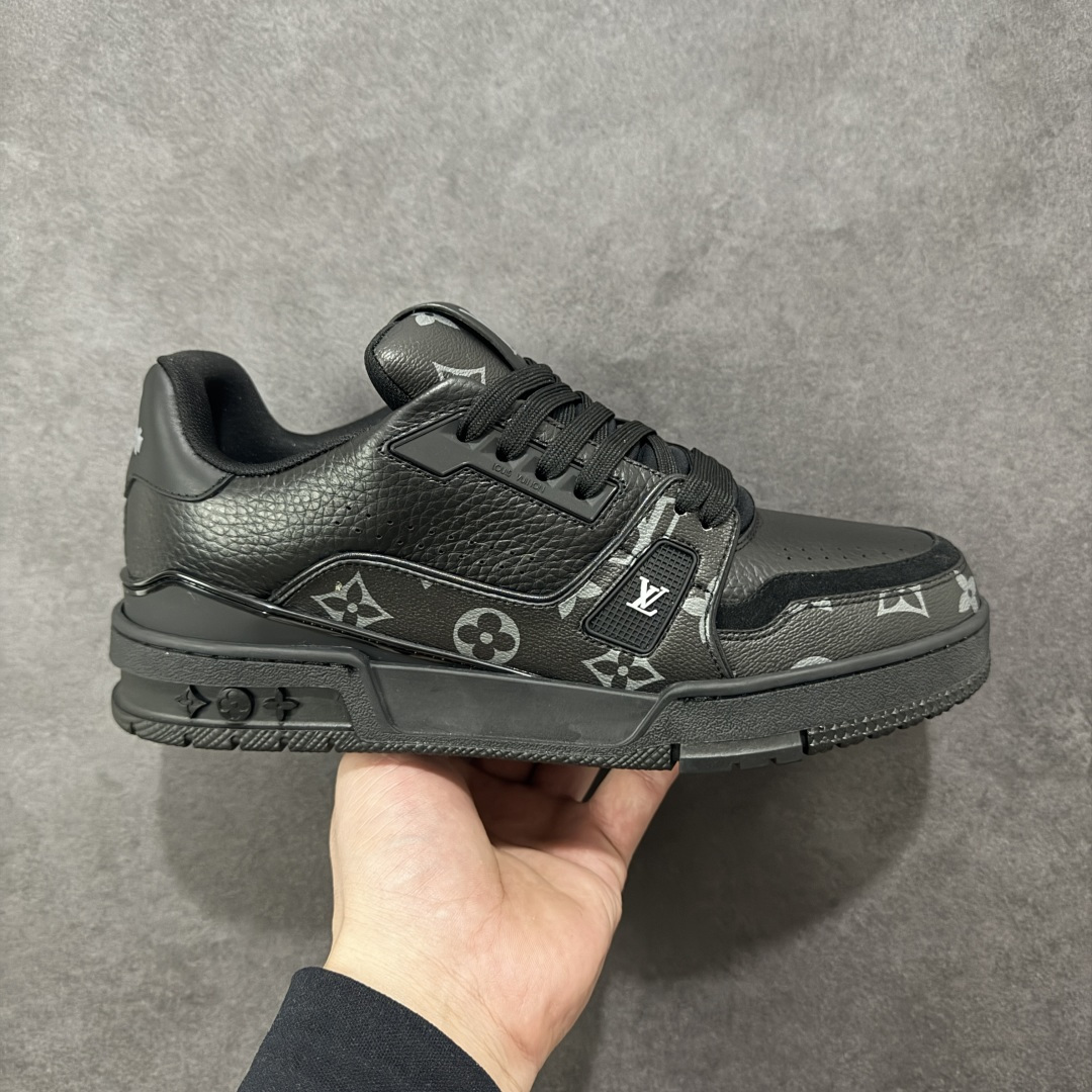 【广东纯原版本】LV Run Away 运动鞋 拼接 Epi 牛皮革和 Monogram 压纹粒面牛皮革,再现传统跑鞋的灵感启发。楔形外底延续标志性设计,品牌字母和标识分饰鞋舌和鞋后。Monogram 压纹粒面牛皮革和 Epi 牛皮革橡胶外底 尺码:35-45 编码:FJB390400-选品中心