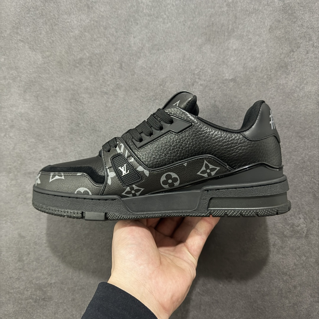 图片[2]-【广东纯原版本】LV Run Away 运动鞋 拼接 Epi 牛皮革和 Monogram 压纹粒面牛皮革，再现传统跑鞋的灵感启发。楔形外底延续标志性设计，品牌字母和标识分饰鞋舌和鞋后。Monogram 压纹粒面牛皮革和 Epi 牛皮革橡胶外底 尺码：35-45 编码：FJB390400-选品中心