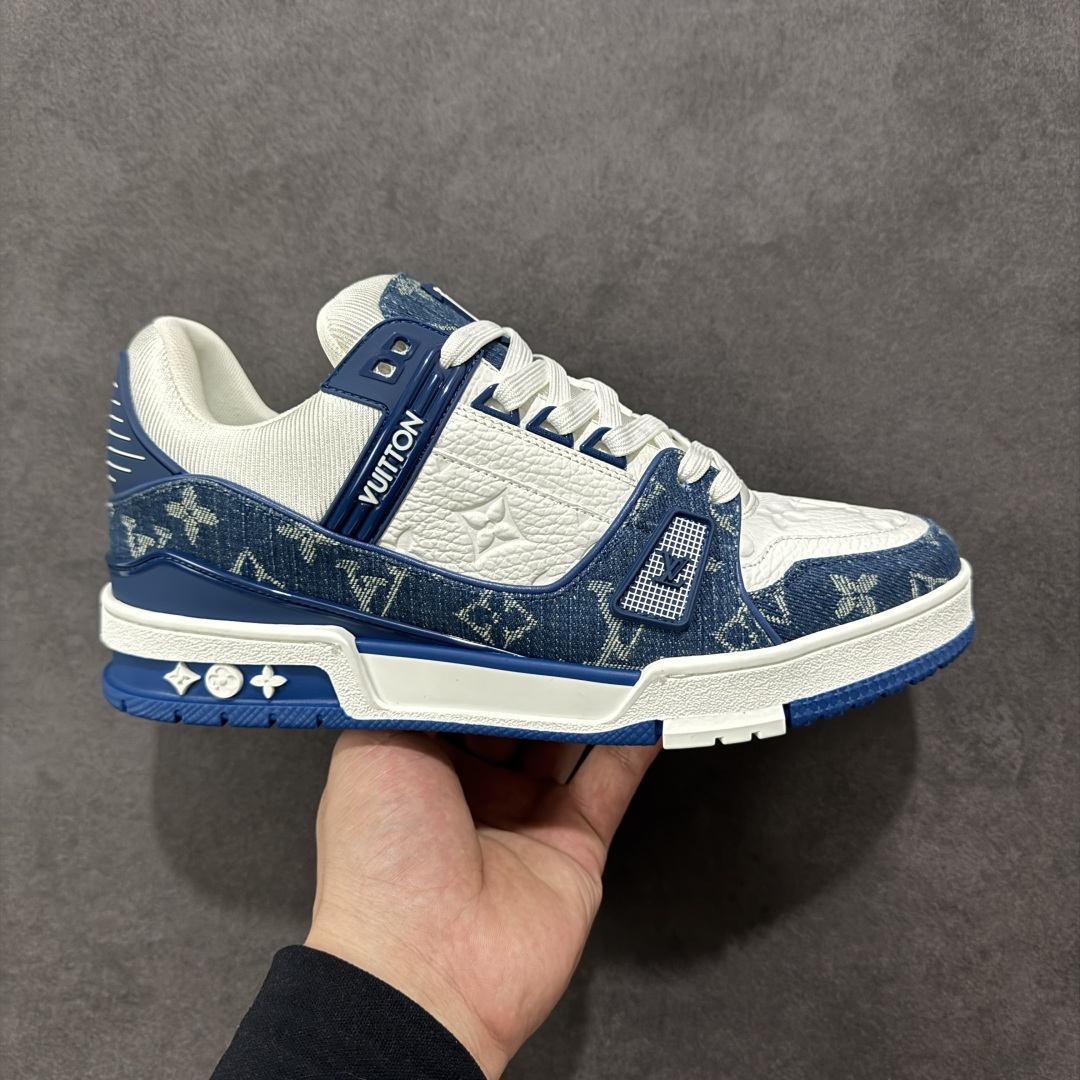 【广东纯原版本】LV Run Away 运动鞋 拼接 Epi 牛皮革和 Monogram 压纹粒面牛皮革，再现传统跑鞋的灵感启发。楔形外底延续标志性设计，品牌字母和标识分饰鞋舌和鞋后。Monogram 压纹粒面牛皮革和 Epi 牛皮革橡胶外底 尺码：35-45 编码：FJB390400-选品中心