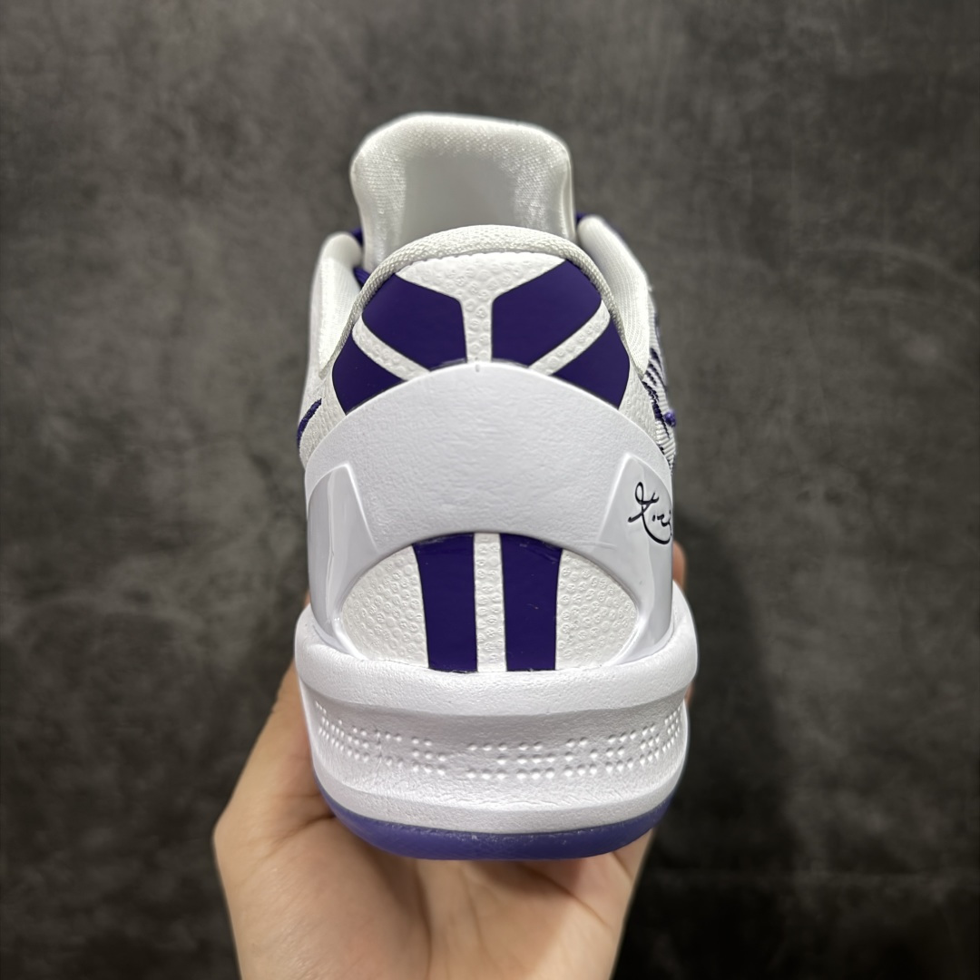 图片[4]-【CK纯原版】Nike Zoom Kobe Ⅷ System 科比8代低帮实战篮球鞋 鞋垫升级配备超厚PHYLON中底 前后掌部位搭载Zoom气垫单元 塑料碳纤维支撑中板 KOBE VII体系的速度模块配备了 PHYLON 中底和在前后掌部位的 Zoom气垫单元，提供快速响应的缓冲。同时，采用低帮弹力鞋口设计，使鞋子能够紧贴脚踝提供更好的支撑。速度模块采用贴合脚面的舒适包裹设计，摒弃传统的鞋舌和鞋内套，使球鞋更加轻质。 货号：FQ3549-100 尺码：39-47.5-选品中心