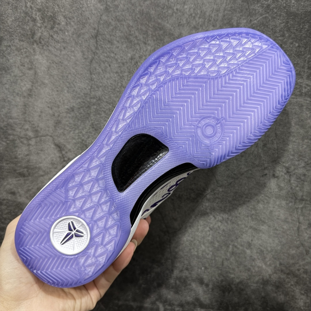 图片[9]-【CK纯原版】Nike Zoom Kobe Ⅷ System 科比8代低帮实战篮球鞋 鞋垫升级配备超厚PHYLON中底 前后掌部位搭载Zoom气垫单元 塑料碳纤维支撑中板 KOBE VII体系的速度模块配备了 PHYLON 中底和在前后掌部位的 Zoom气垫单元，提供快速响应的缓冲。同时，采用低帮弹力鞋口设计，使鞋子能够紧贴脚踝提供更好的支撑。速度模块采用贴合脚面的舒适包裹设计，摒弃传统的鞋舌和鞋内套，使球鞋更加轻质。 货号：FQ3549-100 尺码：39-47.5-选品中心