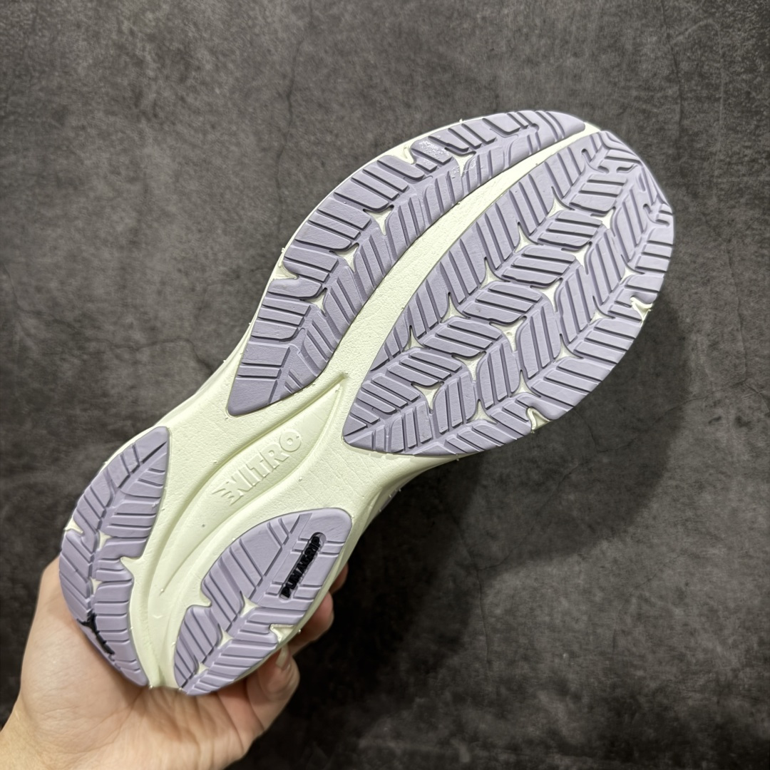 图片[9]-【纯原版】彪马彪破3 PUMA MAGNIFY NITRO 3代 PUMA跑鞋为跑步蓄 能，功能性和美观性兼备。搭载 PUMA NITRO 氮气中底，具备轻量与高缓冲回弹特性，打造柔软舒适脚感。以简约流畅的线条勾勒 PUMA 跑道，为鞋款增添一抹灵动气质。 鞋面 采用轻量化高弹织物鞋面，上脚透气舒适包覆，还确保了耐穿性和支撑性助力急速畅跑 中底 超临界NITRO氮气中底结合厚底轮廓舒适缓震，提供能力反馈，轻便柔软 跑步通勤皆可 鞋侧 PUMA 流线型跑道以明亮色彩呈现，勾勒活力运动美学 外底 采用 PUMAGRIP橡胶大底，止滑耐磨赋予跑者灵活自如的运动体验 货号 311047-07 尺码 36 37 37.5 38 38.5 39 40 40.5 41 42 42.5 43 44 44.5 45-选品中心