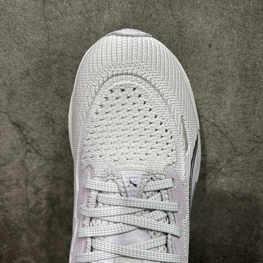 图片[5]-【纯原版】彪马彪破3 PUMA MAGNIFY NITRO 3代 PUMA跑鞋为跑步蓄 能，功能性和美观性兼备。搭载 PUMA NITRO 氮气中底，具备轻量与高缓冲回弹特性，打造柔软舒适脚感。以简约流畅的线条勾勒 PUMA 跑道，为鞋款增添一抹灵动气质。 鞋面 采用轻量化高弹织物鞋面，上脚透气舒适包覆，还确保了耐穿性和支撑性助力急速畅跑 中底 超临界NITRO氮气中底结合厚底轮廓舒适缓震，提供能力反馈，轻便柔软 跑步通勤皆可 鞋侧 PUMA 流线型跑道以明亮色彩呈现，勾勒活力运动美学 外底 采用 PUMAGRIP橡胶大底，止滑耐磨赋予跑者灵活自如的运动体验 货号 311047-07 尺码 36 37 37.5 38 38.5 39 40 40.5 41 42 42.5 43 44 44.5 45-选品中心