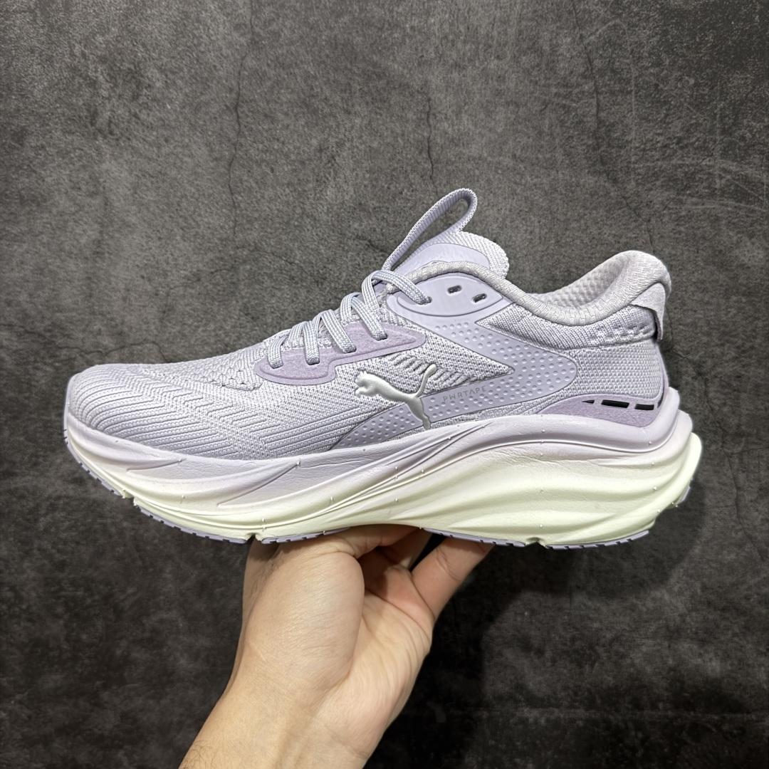 图片[2]-【纯原版】彪马彪破3 PUMA MAGNIFY NITRO 3代 PUMA跑鞋为跑步蓄 能，功能性和美观性兼备。搭载 PUMA NITRO 氮气中底，具备轻量与高缓冲回弹特性，打造柔软舒适脚感。以简约流畅的线条勾勒 PUMA 跑道，为鞋款增添一抹灵动气质。 鞋面 采用轻量化高弹织物鞋面，上脚透气舒适包覆，还确保了耐穿性和支撑性助力急速畅跑 中底 超临界NITRO氮气中底结合厚底轮廓舒适缓震，提供能力反馈，轻便柔软 跑步通勤皆可 鞋侧 PUMA 流线型跑道以明亮色彩呈现，勾勒活力运动美学 外底 采用 PUMAGRIP橡胶大底，止滑耐磨赋予跑者灵活自如的运动体验 货号 311047-07 尺码 36 37 37.5 38 38.5 39 40 40.5 41 42 42.5 43 44 44.5 45-选品中心