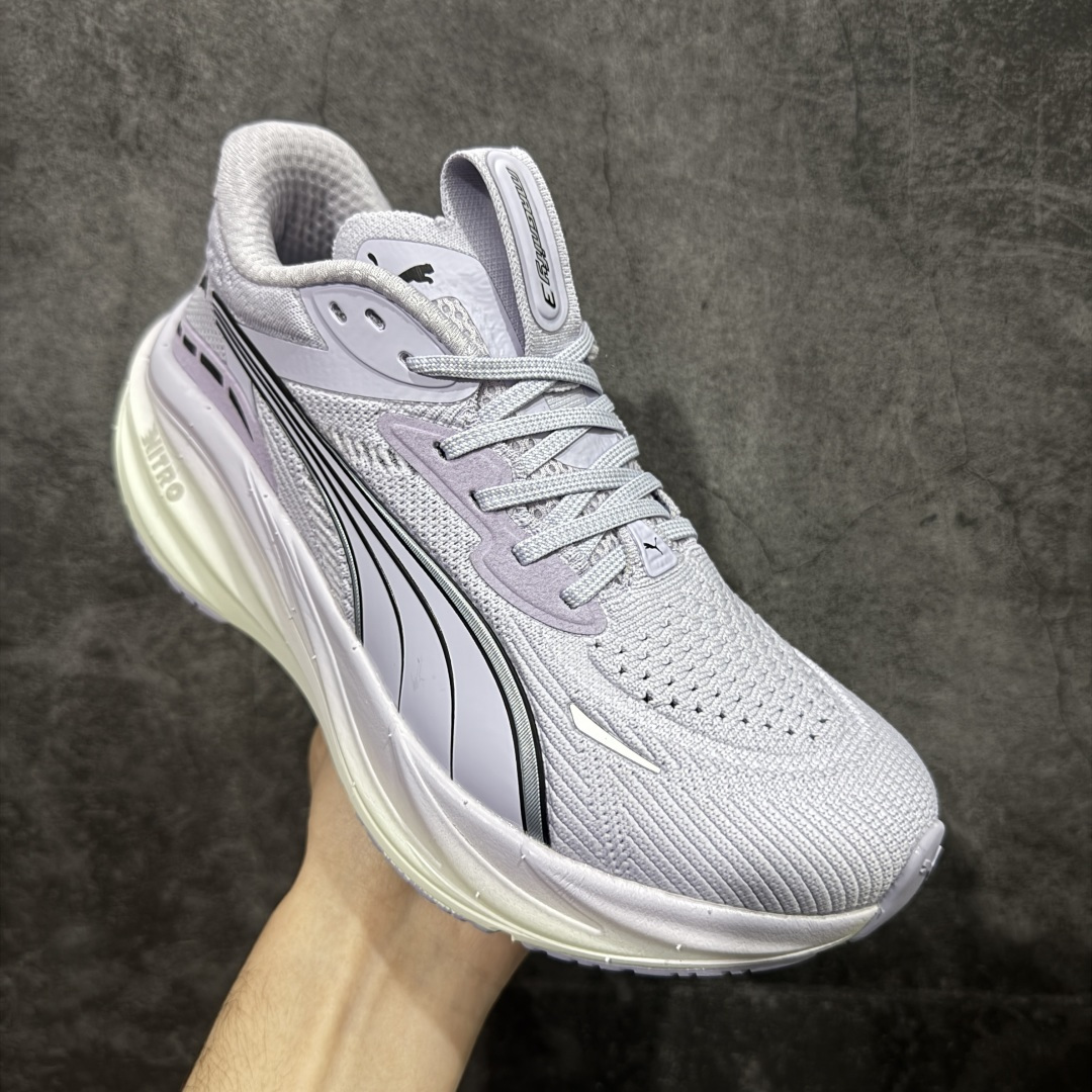 图片[3]-【纯原版】彪马彪破3 PUMA MAGNIFY NITRO 3代 PUMA跑鞋为跑步蓄 能，功能性和美观性兼备。搭载 PUMA NITRO 氮气中底，具备轻量与高缓冲回弹特性，打造柔软舒适脚感。以简约流畅的线条勾勒 PUMA 跑道，为鞋款增添一抹灵动气质。 鞋面 采用轻量化高弹织物鞋面，上脚透气舒适包覆，还确保了耐穿性和支撑性助力急速畅跑 中底 超临界NITRO氮气中底结合厚底轮廓舒适缓震，提供能力反馈，轻便柔软 跑步通勤皆可 鞋侧 PUMA 流线型跑道以明亮色彩呈现，勾勒活力运动美学 外底 采用 PUMAGRIP橡胶大底，止滑耐磨赋予跑者灵活自如的运动体验 货号 311047-07 尺码 36 37 37.5 38 38.5 39 40 40.5 41 42 42.5 43 44 44.5 45-选品中心