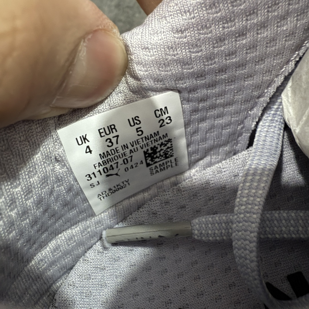 图片[7]-【纯原版】彪马彪破3 PUMA MAGNIFY NITRO 3代 PUMA跑鞋为跑步蓄 能，功能性和美观性兼备。搭载 PUMA NITRO 氮气中底，具备轻量与高缓冲回弹特性，打造柔软舒适脚感。以简约流畅的线条勾勒 PUMA 跑道，为鞋款增添一抹灵动气质。 鞋面 采用轻量化高弹织物鞋面，上脚透气舒适包覆，还确保了耐穿性和支撑性助力急速畅跑 中底 超临界NITRO氮气中底结合厚底轮廓舒适缓震，提供能力反馈，轻便柔软 跑步通勤皆可 鞋侧 PUMA 流线型跑道以明亮色彩呈现，勾勒活力运动美学 外底 采用 PUMAGRIP橡胶大底，止滑耐磨赋予跑者灵活自如的运动体验 货号 311047-07 尺码 36 37 37.5 38 38.5 39 40 40.5 41 42 42.5 43 44 44.5 45-选品中心