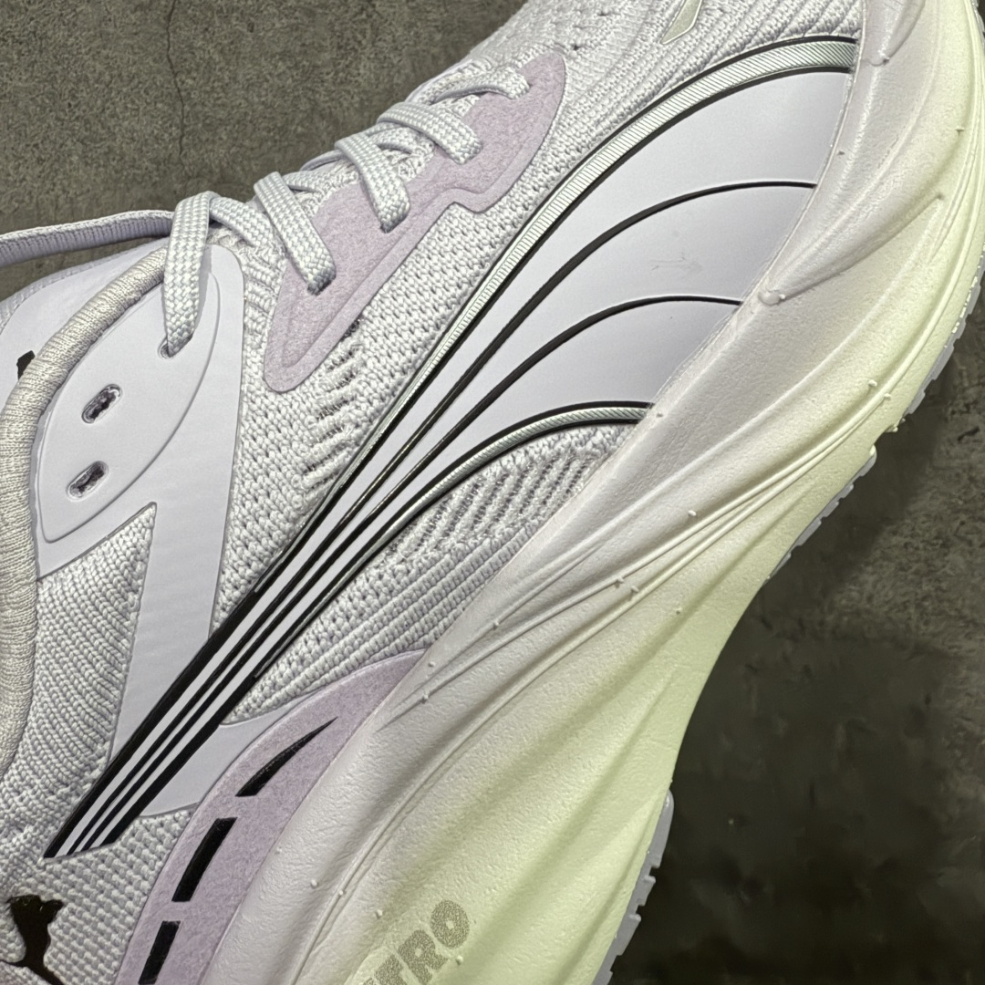 图片[4]-【纯原版】彪马彪破3 PUMA MAGNIFY NITRO 3代 PUMA跑鞋为跑步蓄 能，功能性和美观性兼备。搭载 PUMA NITRO 氮气中底，具备轻量与高缓冲回弹特性，打造柔软舒适脚感。以简约流畅的线条勾勒 PUMA 跑道，为鞋款增添一抹灵动气质。 鞋面 采用轻量化高弹织物鞋面，上脚透气舒适包覆，还确保了耐穿性和支撑性助力急速畅跑 中底 超临界NITRO氮气中底结合厚底轮廓舒适缓震，提供能力反馈，轻便柔软 跑步通勤皆可 鞋侧 PUMA 流线型跑道以明亮色彩呈现，勾勒活力运动美学 外底 采用 PUMAGRIP橡胶大底，止滑耐磨赋予跑者灵活自如的运动体验 货号 311047-07 尺码 36 37 37.5 38 38.5 39 40 40.5 41 42 42.5 43 44 44.5 45-选品中心