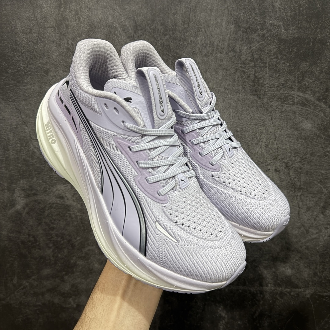 【纯原版】彪马彪破3 PUMA MAGNIFY NITRO 3代 PUMA跑鞋为跑步蓄 能,功能性和美观性兼备。搭载 PUMA NITRO 氮气中底,具备轻量与高缓冲回弹特性,打造柔软舒适脚感。以简约流畅的线条勾勒 PUMA 跑道,为鞋款增添一抹灵动气质。 鞋面 采用轻量化高弹织物鞋面,上脚透气舒适包覆,还确保了耐穿性和支撑性助力急速畅跑 中底 超临界NITRO氮气中底结合厚底轮廓舒适缓震,提供能力反馈,轻便柔软 跑步通勤皆可 鞋侧 PUMA 流线型跑道以明亮色彩呈现,勾勒活力运动美学 外底 采用 PUMAGRIP橡胶大底,止滑耐磨赋予跑者灵活自如的运动体验 货号 311047-07 尺码 36 37 37.5 38 38.5 39 40 40.5 41 42 42.5 43 44 44.5 45-选品中心