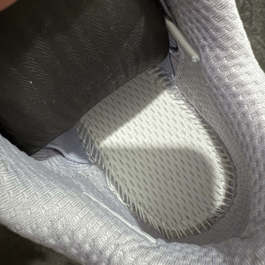 图片[9]-【纯原版】彪马彪破3 PUMA MAGNIFY NITRO 3代 PUMA跑鞋为跑步蓄 能，功能性和美观性兼备。搭载 PUMA NITRO 氮气中底，具备轻量与高缓冲回弹特性，打造柔软舒适脚感。以简约流畅的线条勾勒 PUMA 跑道，为鞋款增添一抹灵动气质。 鞋面 采用轻量化高弹织物鞋面，上脚透气舒适包覆，还确保了耐穿性和支撑性助力急速畅跑 中底 超临界NITRO氮气中底结合厚底轮廓舒适缓震，提供能力反馈，轻便柔软 跑步通勤皆可 鞋侧 PUMA 流线型跑道以明亮色彩呈现，勾勒活力运动美学 外底 采用 PUMAGRIP橡胶大底，止滑耐磨赋予跑者灵活自如的运动体验 货号 311047-07 尺码 36 37 37.5 38 38.5 39 40 40.5 41 42 42.5 43 44 44.5 45-选品中心