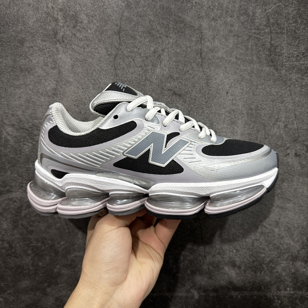 【纯原版】New Balance 新百伦 NB2000 网面休闲鞋 U20003OZ NB官方重磅新品 一款融合复古设计与现代科技的跑鞋,以其经典的造型和舒适脚感,成为2025年复古潮流爱好的推荐单品。 极具视觉冲击力的5根ABZORB单元,以及无缝鞋面的设计,加上3M反光材质的装饰,比之前推出的9060系列更夸张,更具未来感。 尺码:36-46.5-选品中心