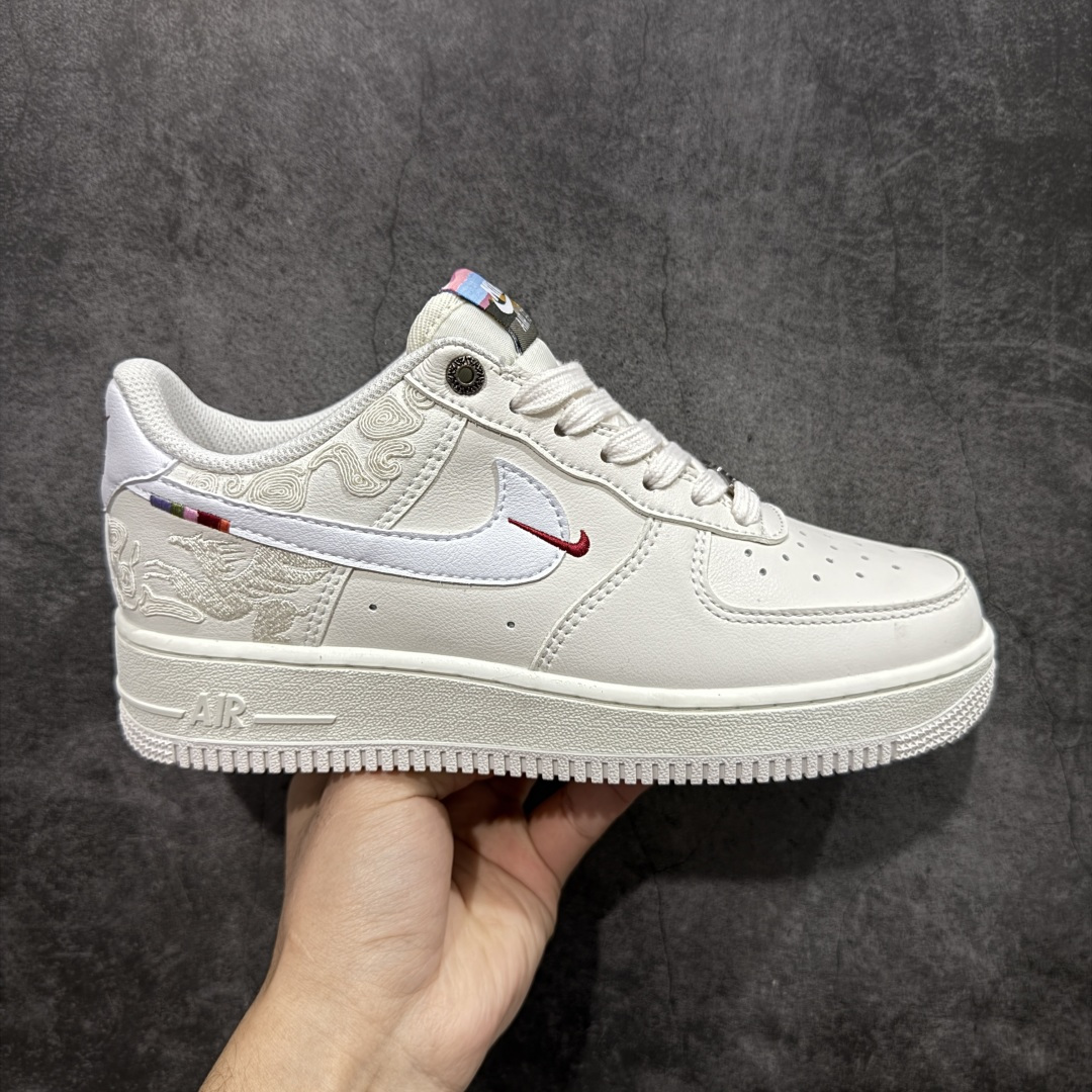 【礼盒版】NIke Air Force 1 ‘07 Low 空军一号低帮 马年限定 运动鞋 休闲鞋 马年定制限定大礼盒包装 折边针车 工艺难度大 原楦头原纸板 原装鞋盒 定制五金配件 内置全掌气垫 原厂鞋底 货号:IQ1119-011 尺码:36 36.5 37.5 38 38.5 39 40 40.5 41 42 42.5 43 44 44.5 45-选品中心