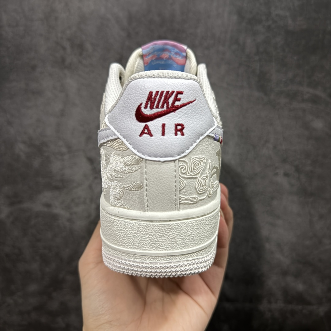 图片[4]-【礼盒版】NIke Air Force 1 ‘07 Low 空军一号低帮 马年限定 运动鞋 休闲鞋 马年定制限定大礼盒包装 折边针车 工艺难度大 原楦头原纸板 原装鞋盒 定制五金配件 内置全掌气垫 原厂鞋底 货号：IQ1119-011 尺码：36 36.5 37.5 38 38.5 39 40 40.5 41 42 42.5 43 44 44.5 45-选品中心