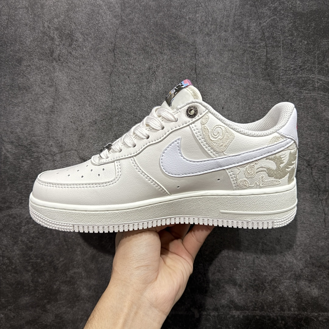 图片[2]-【礼盒版】NIke Air Force 1 ‘07 Low 空军一号低帮 马年限定 运动鞋 休闲鞋 马年定制限定大礼盒包装 折边针车 工艺难度大 原楦头原纸板 原装鞋盒 定制五金配件 内置全掌气垫 原厂鞋底 货号：IQ1119-011 尺码：36 36.5 37.5 38 38.5 39 40 40.5 41 42 42.5 43 44 44.5 45-选品中心