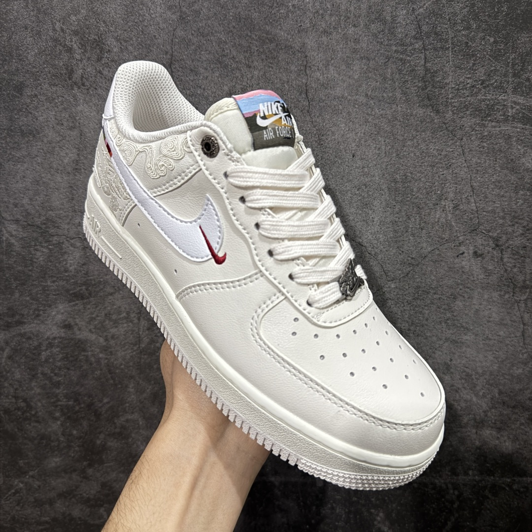 图片[3]-【礼盒版】NIke Air Force 1 ‘07 Low 空军一号低帮 马年限定 运动鞋 休闲鞋 马年定制限定大礼盒包装 折边针车 工艺难度大 原楦头原纸板 原装鞋盒 定制五金配件 内置全掌气垫 原厂鞋底 货号：IQ1119-011 尺码：36 36.5 37.5 38 38.5 39 40 40.5 41 42 42.5 43 44 44.5 45-选品中心
