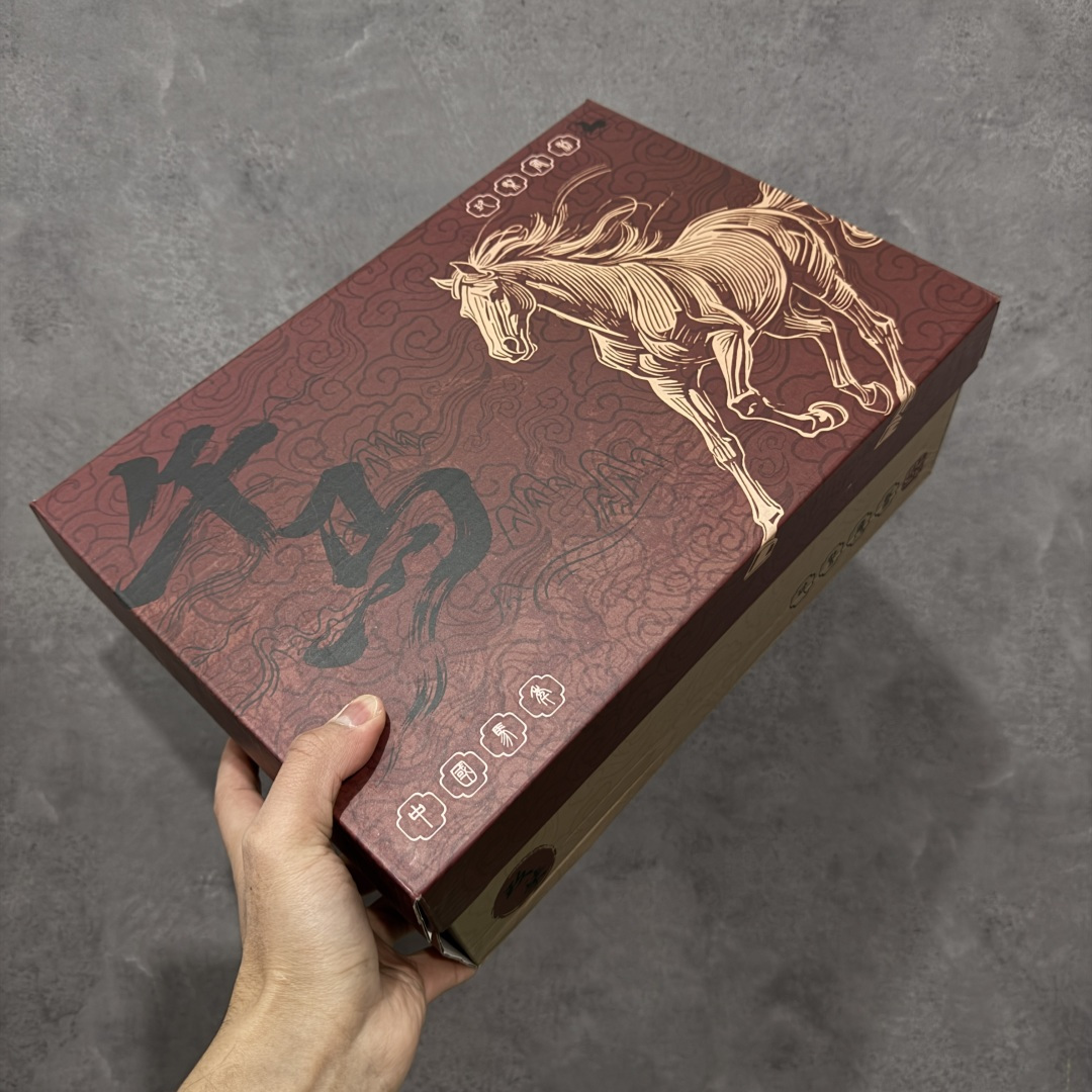 图片[9]-【礼盒版】NIke Air Force 1 ‘07 Low 空军一号低帮 马年限定 运动鞋 休闲鞋 马年定制限定大礼盒包装 折边针车 工艺难度大 原楦头原纸板 原装鞋盒 定制五金配件 内置全掌气垫 原厂鞋底 货号：IQ1119-011 尺码：36 36.5 37.5 38 38.5 39 40 40.5 41 42 42.5 43 44 44.5 45-选品中心