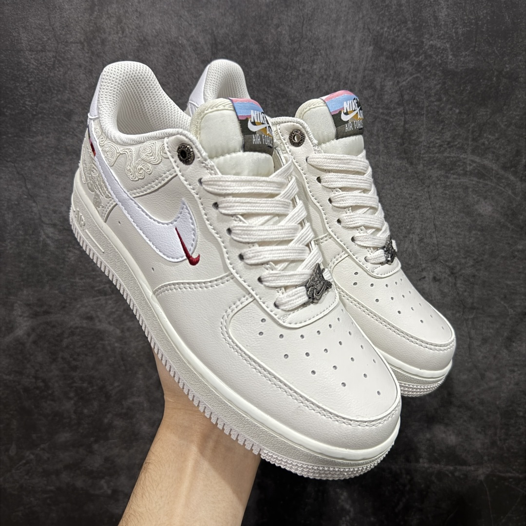 【礼盒版】NIke Air Force 1 ‘07 Low 空军一号低帮 马年限定 运动鞋 休闲鞋 马年定制限定大礼盒包装 折边针车 工艺难度大 原楦头原纸板 原装鞋盒 定制五金配件 内置全掌气垫 原厂鞋底 货号:IQ1119-011 尺码:36 36.5 37.5 38 38.5 39 40 40.5 41 42 42.5 43 44 44.5 45-选品中心