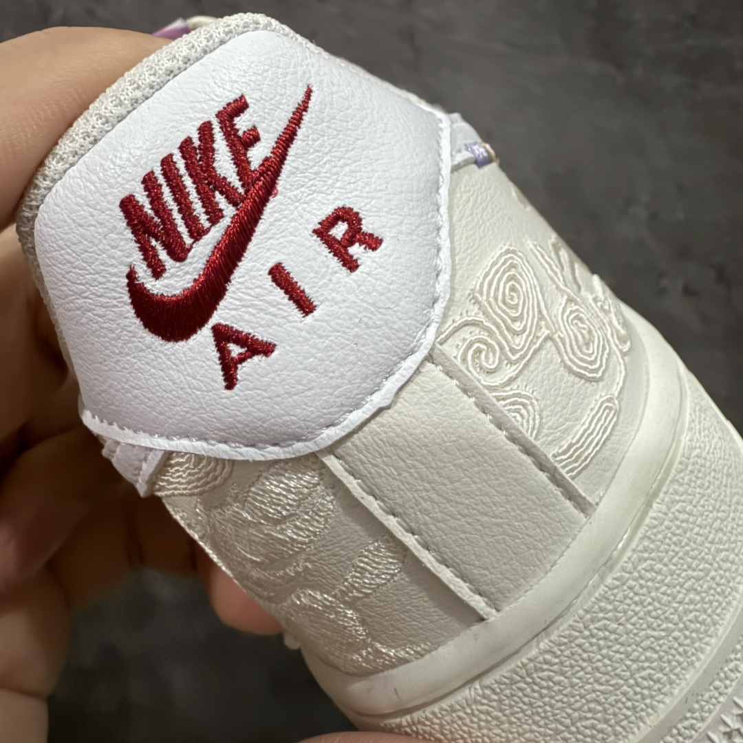 图片[2]-【礼盒版】NIke Air Force 1 ‘07 Low 空军一号低帮 马年限定 运动鞋 休闲鞋 马年定制限定大礼盒包装 折边针车 工艺难度大 原楦头原纸板 原装鞋盒 定制五金配件 内置全掌气垫 原厂鞋底 货号：IQ1119-011 尺码：36 36.5 37.5 38 38.5 39 40 40.5 41 42 42.5 43 44 44.5 45-选品中心