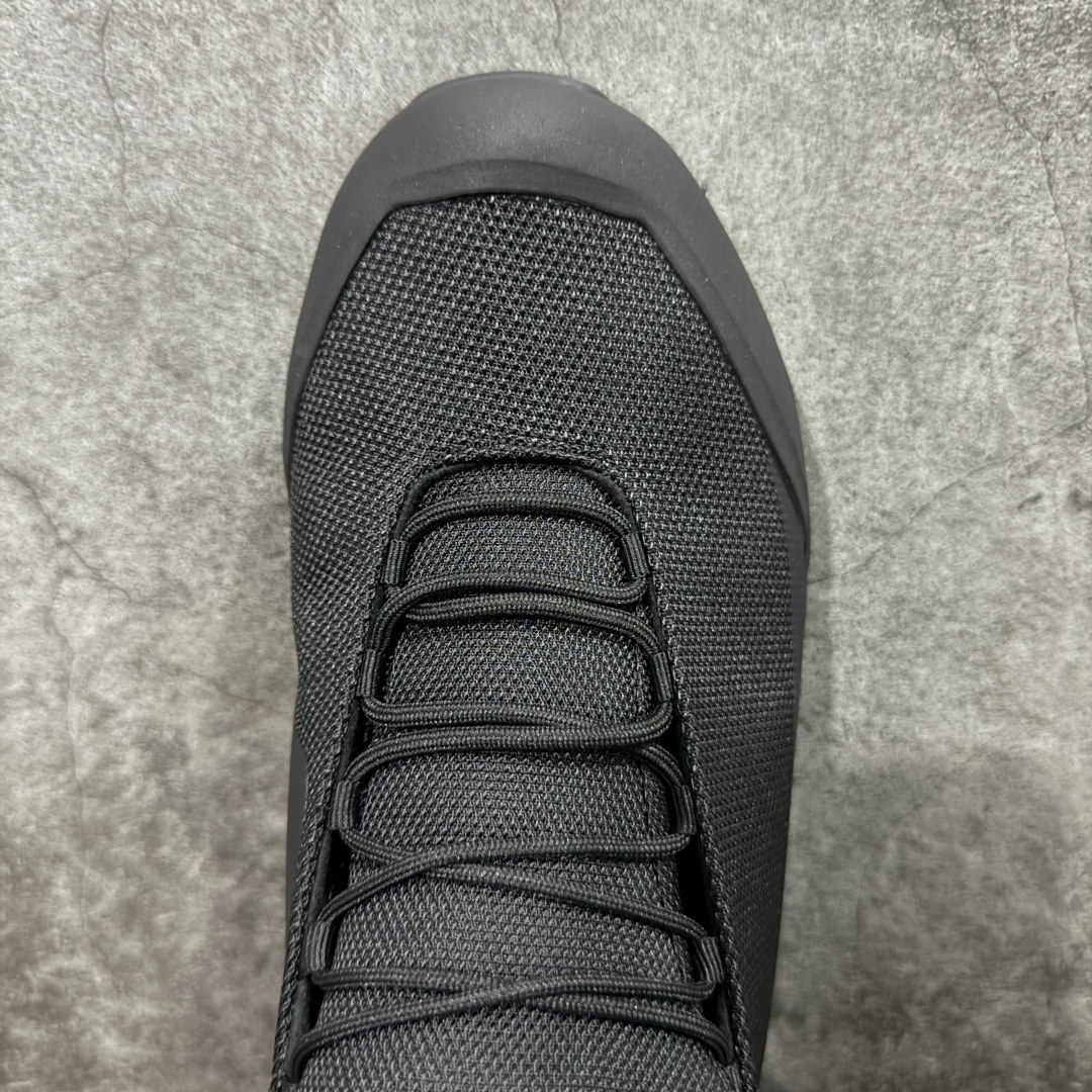 图片[5]-【公司级】始祖鸟ArcTeryx Kopec GTX M Mid 覆盖透气男越野跑鞋 中帮 正确后跟刺绣 完美细节版型 官方同步上架 适合技术路线单日徒步穿着 aeriosflgtx鞋受到长途野外跑步鞋的启发 适合在变化的地形上进行快速轻快的徒步旅行穿着，舒适而有支撑性，使您充满信心。该设计与脚部融为一体，可最大限度地减少摩擦，gore-tex保护膜网砂，采用gore隐形适体(invisiblefit)技术，更轻薄舒适。敏捷、稳定和技术路线上的自信源于vibram® megagrip外底、压缩eva内底以及一体的tpu。重量约：275g技术特点透气轻量耐磨鞋子鞋外底结构vibram®megagripM橡胶化合材料耐用柔软鞋子结构tpu鞋头可防磨损压缩eva泡沫内底以及一体的tpu铁芯提高了灵活性和稳定性，使您充满信心鞋子衬垫结构4mm厚ortholiteM3d模制插片材料gore-tex薄膜tpu高耐磨保护膜cordura® MX 尺码：39-45 编码： ABC370380-选品中心