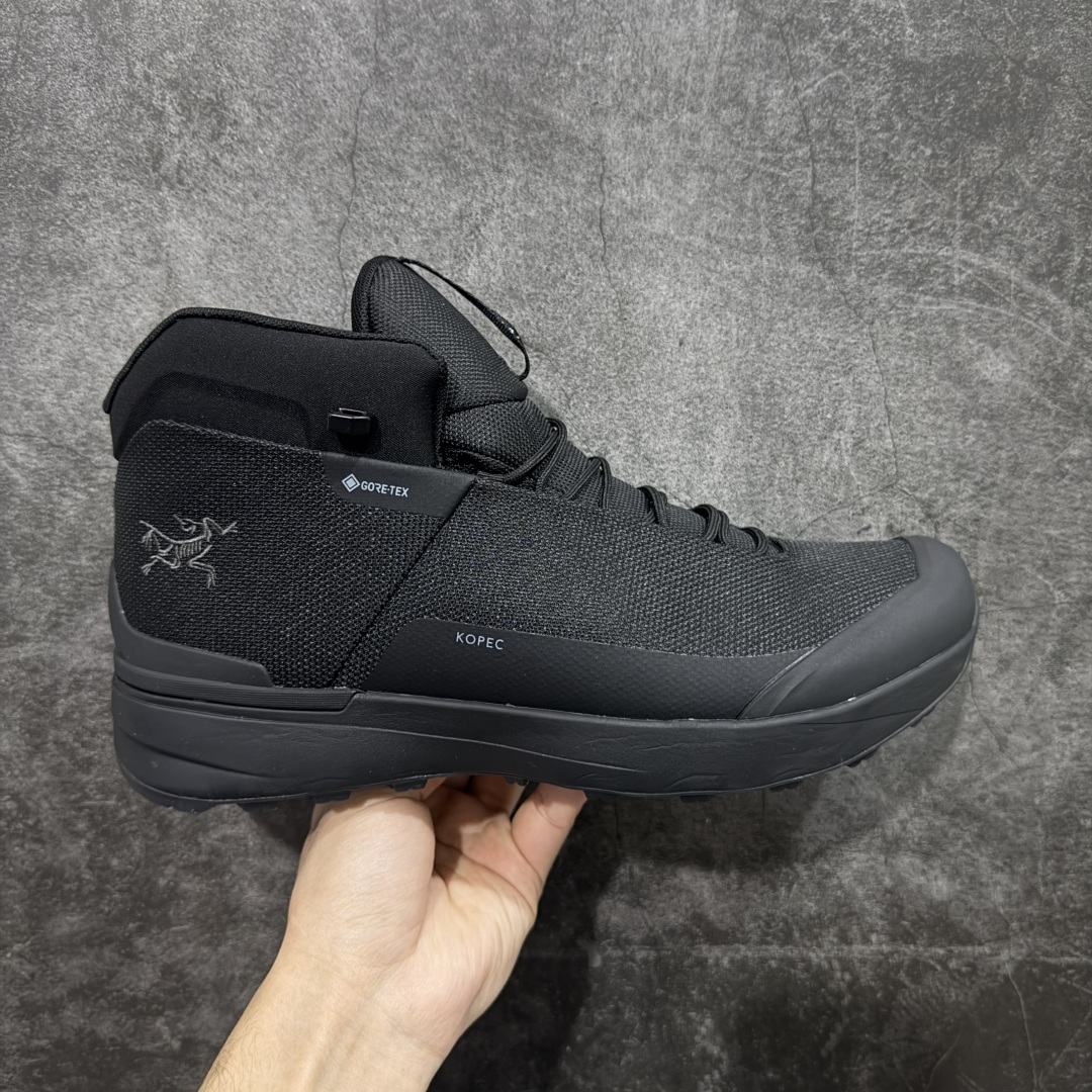 【公司级】始祖鸟ArcTeryx Kopec GTX M Mid 覆盖透气男越野跑鞋 中帮 正确后跟刺绣 完美细节版型 官方同步上架 适合技术路线单日徒步穿着 aeriosflgtx鞋受到长途野外跑步鞋的启发 适合在变化的地形上进行快速轻快的徒步旅行穿着,舒适而有支撑性,使您充满信心。该设计与脚部融为一体,可最大限度地减少摩擦,gore-tex保护膜网砂,采用gore隐形适体(invisiblefit)技术,更轻薄舒适。敏捷、稳定和技术路线上的自信源于vibram® megagrip外底、压缩eva内底以及一体的tpu。重量约:275g技术特点透气轻量耐磨鞋子鞋外底结构vibram®megagripM橡胶化合材料耐用柔软鞋子结构tpu鞋头可防磨损压缩eva泡沫内底以及一体的tpu铁芯提高了灵活性和稳定性,使您充满信心鞋子衬垫结构4mm厚ortholiteM3d模制插片材料gore-tex薄膜tpu高耐磨保护膜cordura® MX 尺码:39-45 编码: ABC370380-选品中心