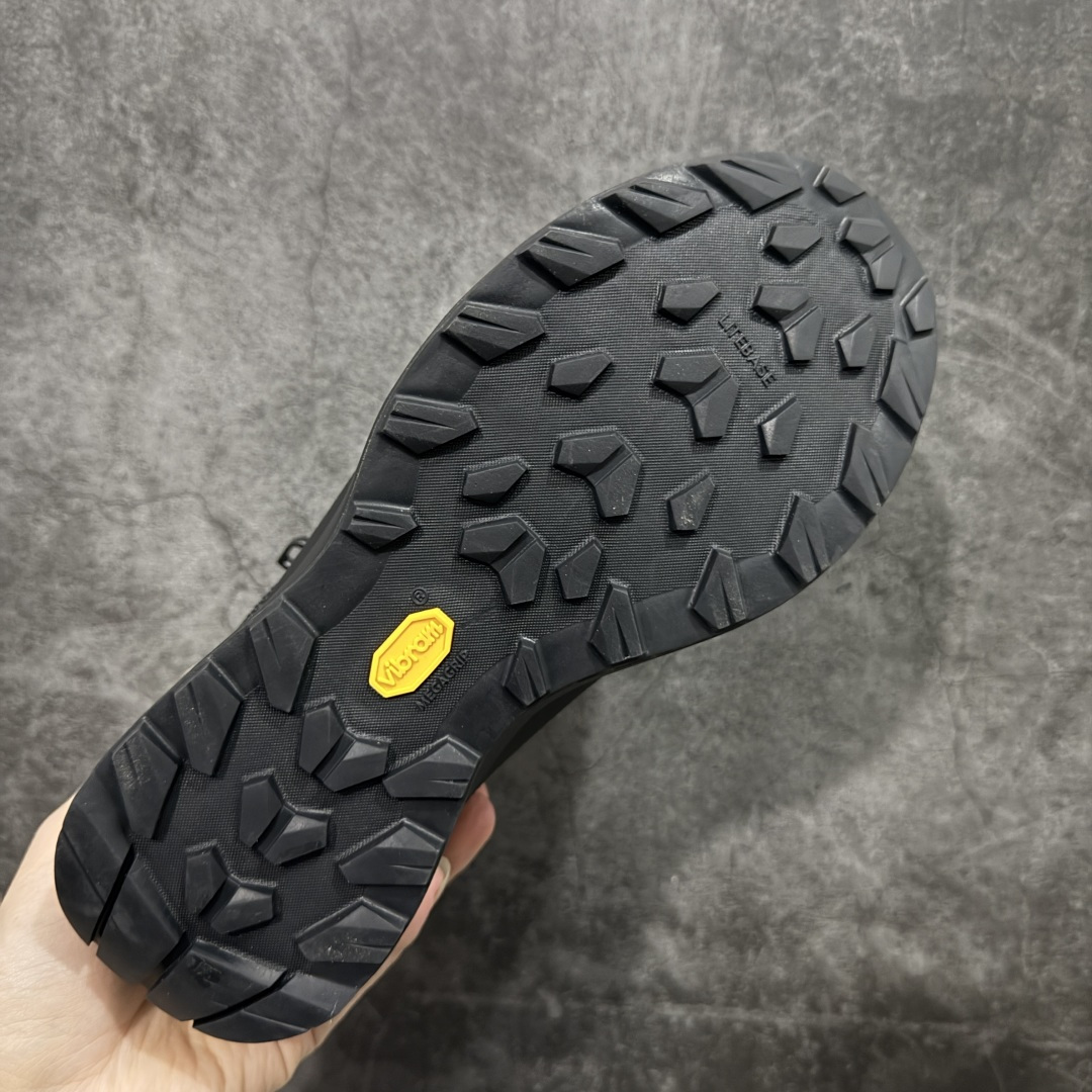 图片[9]-【公司级】始祖鸟ArcTeryx Kopec GTX M Mid 覆盖透气男越野跑鞋 中帮 正确后跟刺绣 完美细节版型 官方同步上架 适合技术路线单日徒步穿着 aeriosflgtx鞋受到长途野外跑步鞋的启发 适合在变化的地形上进行快速轻快的徒步旅行穿着，舒适而有支撑性，使您充满信心。该设计与脚部融为一体，可最大限度地减少摩擦，gore-tex保护膜网砂，采用gore隐形适体(invisiblefit)技术，更轻薄舒适。敏捷、稳定和技术路线上的自信源于vibram® megagrip外底、压缩eva内底以及一体的tpu。重量约：275g技术特点透气轻量耐磨鞋子鞋外底结构vibram®megagripM橡胶化合材料耐用柔软鞋子结构tpu鞋头可防磨损压缩eva泡沫内底以及一体的tpu铁芯提高了灵活性和稳定性，使您充满信心鞋子衬垫结构4mm厚ortholiteM3d模制插片材料gore-tex薄膜tpu高耐磨保护膜cordura® MX 尺码：39-45 编码： ABC370380-选品中心