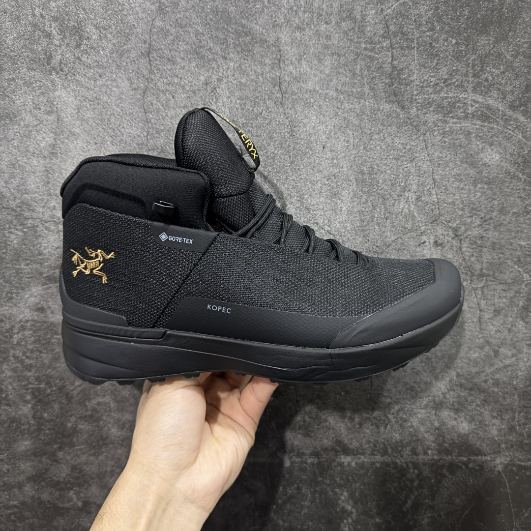 【公司级】始祖鸟ArcTeryx Kopec GTX M Mid 覆盖透气男越野跑鞋 中帮 正确后跟刺绣 完美细节版型 官方同步上架 适合技术路线单日徒步穿着 aeriosflgtx鞋受到长途野外跑步鞋的启发 适合在变化的地形上进行快速轻快的徒步旅行穿着,舒适而有支撑性,使您充满信心。该设计与脚部融为一体,可最大限度地减少摩擦,gore-tex保护膜网砂,采用gore隐形适体(invisiblefit)技术,更轻薄舒适。敏捷、稳定和技术路线上的自信源于vibram® megagrip外底、压缩eva内底以及一体的tpu。重量约:275g技术特点透气轻量耐磨鞋子鞋外底结构vibram®megagripM橡胶化合材料耐用柔软鞋子结构tpu鞋头可防磨损压缩eva泡沫内底以及一体的tpu铁芯提高了灵活性和稳定性,使您充满信心鞋子衬垫结构4mm厚ortholiteM3d模制插片材料gore-tex薄膜tpu高耐磨保护膜cordura® MX 尺码:39-45 编码: ABC370380-选品中心