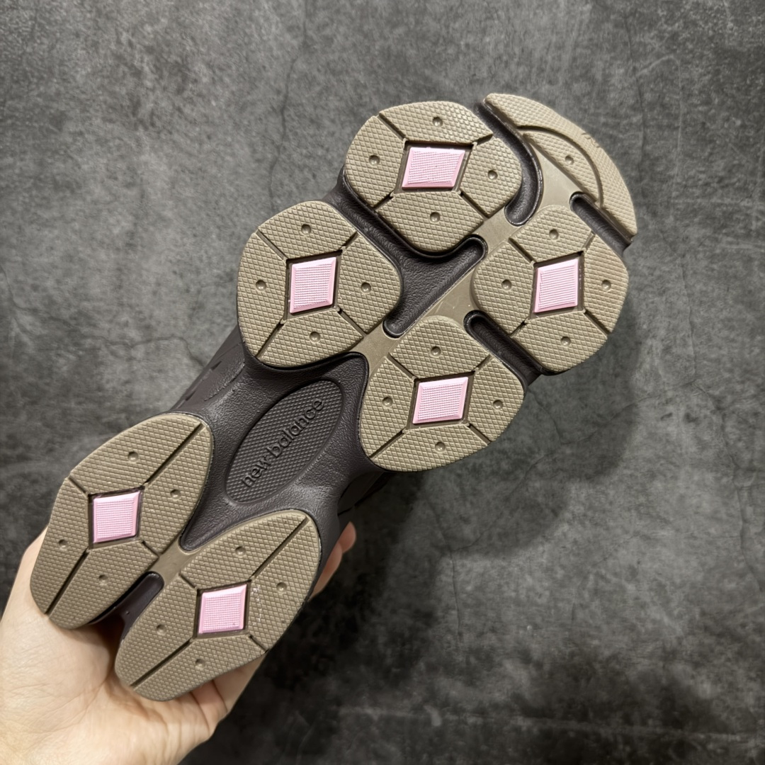 图片[9]-【纯原版】 New Balance NB9060 联名款 复古休闲运动慢跑鞋 灰色 U9060ATP 全套原楦原纸板原厂数据开发 进口三明治网面 原装进口翻毛皮料正确绒感卡色 正确中底拉帮中底网布细节 原厂标裁 带紫光防伪 定制后跟透明水晶模块 冲裁组合 大底贴合程度胶水上色把控完美 整洁度挑战全网艺术家 多道序QC把关品质完善 匠心打造 耗时两个月开发完成 工艺极其复杂难度可想而知 新开独立私模大底 全网唯一正确六层组合大底 高端零售专供产物 尺码：36 37 37.5 38 38.5 39 40 40.5 41 42 42.5 43 44 45 46.5-选品中心