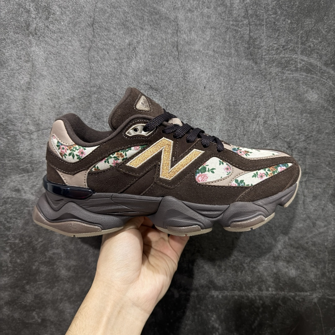 【纯原版】 New Balance NB9060 联名款 复古休闲运动慢跑鞋 灰色 U9060ATP 全套原楦原纸板原厂数据开发 进口三明治网面 原装进口翻毛皮料正确绒感卡色 正确中底拉帮中底网布细节 原厂标裁 带紫光防伪 定制后跟透明水晶模块 冲裁组合 大底贴合程度胶水上色把控完美 整洁度挑战全网艺术家 多道序QC把关品质完善 匠心打造 耗时两个月开发完成 工艺极其复杂难度可想而知 新开独立私模大底 全网唯一正确六层组合大底 高端零售专供产物 尺码:36 37 37.5 38 38.5 39 40 40.5 41 42 42.5 43 44 45 46.5-选品中心