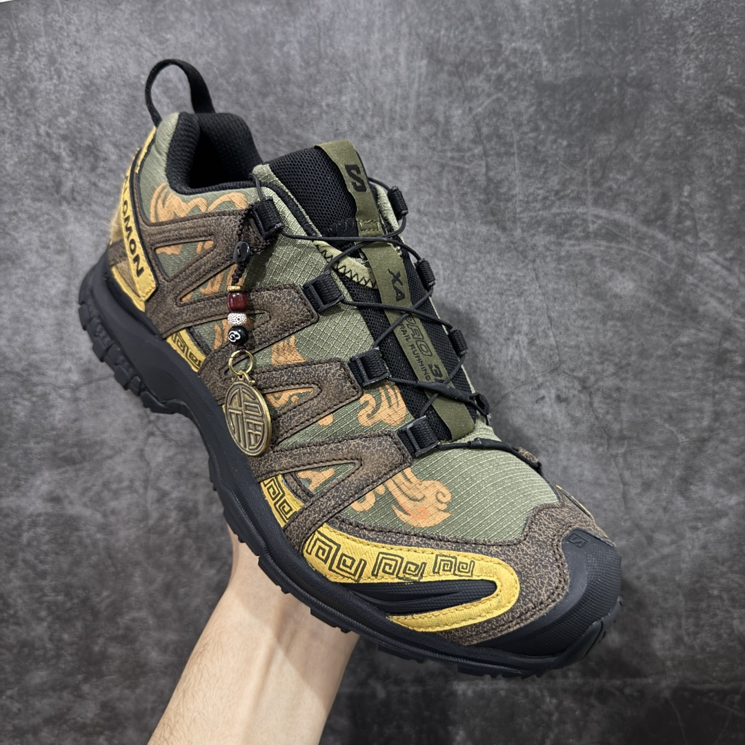 图片[3]-【GOAT纯原定制】SALOMON 萨洛蒙 XA PRO 3D 户外运动 网布减震防滑透气 低帮跑步鞋 男女同款绿棕色 马毛 马年限定477974 此款为定制款 下单定制周期为2天 全新品质 巅峰之作 所有配色均购物原版拆解1：1开发 原材料打造 非市场公版便宜货 私模大底 清洁度比市场所有版本都高 全套原纸板楦头开发 原厂网布配套 确保原汁原味 完美呈现版型 原档数据独家私模五层组合大底 男女鞋同步官方开发至47 原装Ortholite轻量化鞋垫 中底布带钢印编号 原厂TPU锁扣 进口港宝加持 后跟自然饱满 还原公司包裹性 鞋面采用SENSIFT贴合技术 全方位贴合包裹脚型 鞋跟部鞋底牵引设计 提供强大的抓地性能 更适应野外崎岖不平的道路 其3D ADVANCED CHASSIS底盘 材料轻量大化 钉齿设计更具稳定性 防护性 鞋底易磨损区运用CONTAGRIP高耐磨材料 应对城市硬质路面长距离跑考验 尺码：36 36.5 37.5 38 38.5 39 40 40.5 41 42 42.5 43 44 45 46 47-选品中心