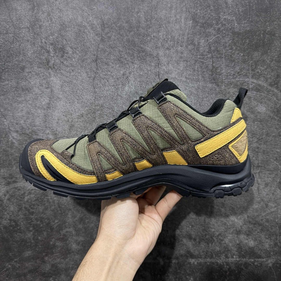 图片[2]-【GOAT纯原定制】SALOMON 萨洛蒙 XA PRO 3D 户外运动 网布减震防滑透气 低帮跑步鞋 男女同款绿棕色 马毛 马年限定477974 此款为定制款 下单定制周期为2天 全新品质 巅峰之作 所有配色均购物原版拆解1：1开发 原材料打造 非市场公版便宜货 私模大底 清洁度比市场所有版本都高 全套原纸板楦头开发 原厂网布配套 确保原汁原味 完美呈现版型 原档数据独家私模五层组合大底 男女鞋同步官方开发至47 原装Ortholite轻量化鞋垫 中底布带钢印编号 原厂TPU锁扣 进口港宝加持 后跟自然饱满 还原公司包裹性 鞋面采用SENSIFT贴合技术 全方位贴合包裹脚型 鞋跟部鞋底牵引设计 提供强大的抓地性能 更适应野外崎岖不平的道路 其3D ADVANCED CHASSIS底盘 材料轻量大化 钉齿设计更具稳定性 防护性 鞋底易磨损区运用CONTAGRIP高耐磨材料 应对城市硬质路面长距离跑考验 尺码：36 36.5 37.5 38 38.5 39 40 40.5 41 42 42.5 43 44 45 46 47-选品中心