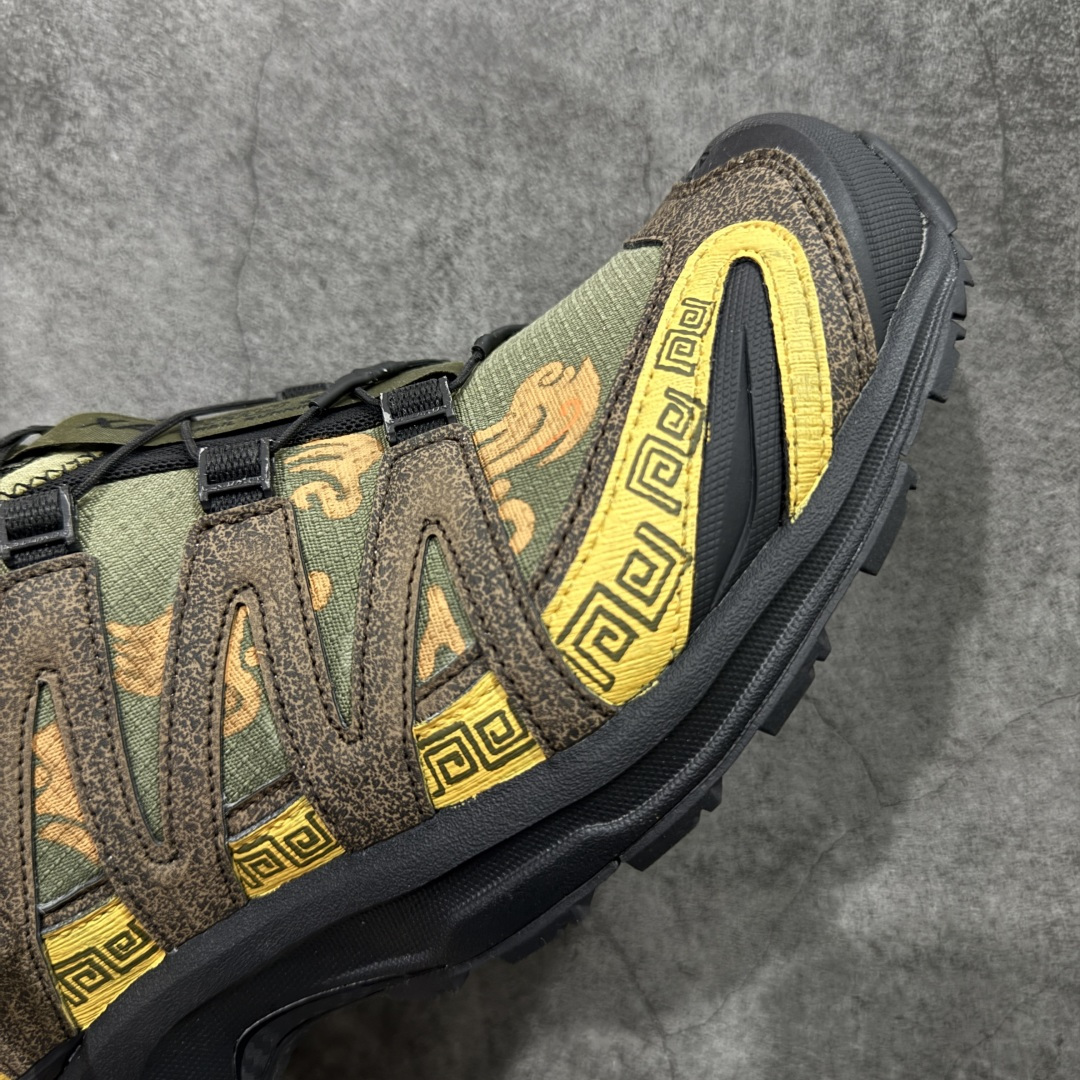 图片[6]-【GOAT纯原定制】SALOMON 萨洛蒙 XA PRO 3D 户外运动 网布减震防滑透气 低帮跑步鞋 男女同款绿棕色 马毛 马年限定477974 此款为定制款 下单定制周期为2天 全新品质 巅峰之作 所有配色均购物原版拆解1：1开发 原材料打造 非市场公版便宜货 私模大底 清洁度比市场所有版本都高 全套原纸板楦头开发 原厂网布配套 确保原汁原味 完美呈现版型 原档数据独家私模五层组合大底 男女鞋同步官方开发至47 原装Ortholite轻量化鞋垫 中底布带钢印编号 原厂TPU锁扣 进口港宝加持 后跟自然饱满 还原公司包裹性 鞋面采用SENSIFT贴合技术 全方位贴合包裹脚型 鞋跟部鞋底牵引设计 提供强大的抓地性能 更适应野外崎岖不平的道路 其3D ADVANCED CHASSIS底盘 材料轻量大化 钉齿设计更具稳定性 防护性 鞋底易磨损区运用CONTAGRIP高耐磨材料 应对城市硬质路面长距离跑考验 尺码：36 36.5 37.5 38 38.5 39 40 40.5 41 42 42.5 43 44 45 46 47-选品中心