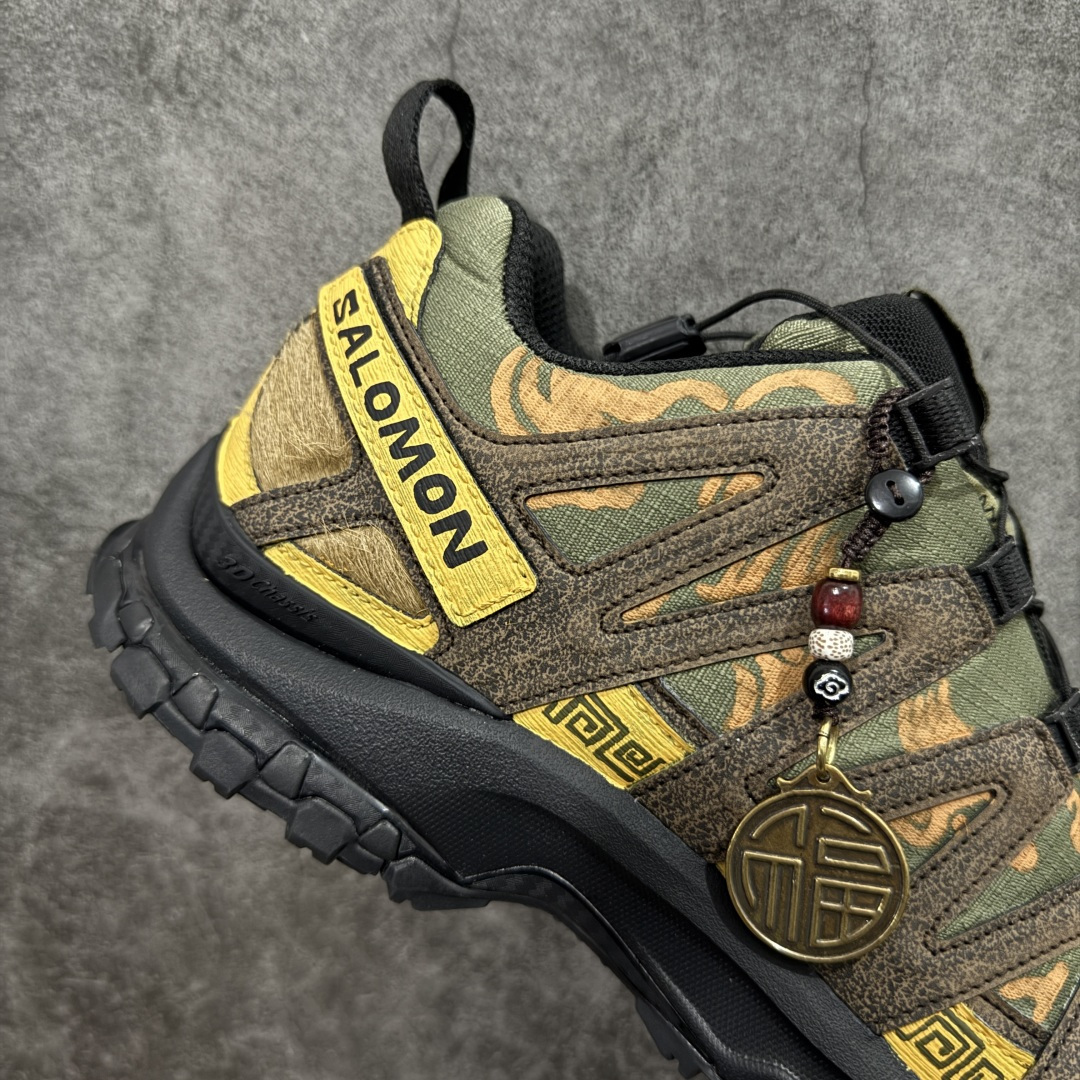 图片[7]-【GOAT纯原定制】SALOMON 萨洛蒙 XA PRO 3D 户外运动 网布减震防滑透气 低帮跑步鞋 男女同款绿棕色 马毛 马年限定477974 此款为定制款 下单定制周期为2天 全新品质 巅峰之作 所有配色均购物原版拆解1：1开发 原材料打造 非市场公版便宜货 私模大底 清洁度比市场所有版本都高 全套原纸板楦头开发 原厂网布配套 确保原汁原味 完美呈现版型 原档数据独家私模五层组合大底 男女鞋同步官方开发至47 原装Ortholite轻量化鞋垫 中底布带钢印编号 原厂TPU锁扣 进口港宝加持 后跟自然饱满 还原公司包裹性 鞋面采用SENSIFT贴合技术 全方位贴合包裹脚型 鞋跟部鞋底牵引设计 提供强大的抓地性能 更适应野外崎岖不平的道路 其3D ADVANCED CHASSIS底盘 材料轻量大化 钉齿设计更具稳定性 防护性 鞋底易磨损区运用CONTAGRIP高耐磨材料 应对城市硬质路面长距离跑考验 尺码：36 36.5 37.5 38 38.5 39 40 40.5 41 42 42.5 43 44 45 46 47-选品中心