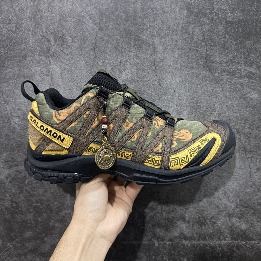 【GOAT纯原定制】SALOMON 萨洛蒙 XA PRO 3D 户外运动 网布减震防滑透气 低帮跑步鞋 男女同款绿棕色 马毛 马年限定477974 此款为定制款 下单定制周期为2天 全新品质 巅峰之作 所有配色均购物原版拆解1:1开发 原材料打造 非市场公版便宜货 私模大底 清洁度比市场所有版本都高 全套原纸板楦头开发 原厂网布配套 确保原汁原味 完美呈现版型 原档数据独家私模五层组合大底 男女鞋同步官方开发至47 原装Ortholite轻量化鞋垫 中底布带钢印编号 原厂TPU锁扣 进口港宝加持 后跟自然饱满 还原公司包裹性 鞋面采用SENSIFT贴合技术 全方位贴合包裹脚型 鞋跟部鞋底牵引设计 提供强大的抓地性能 更适应野外崎岖不平的道路 其3D ADVANCED CHASSIS底盘 材料轻量大化 钉齿设计更具稳定性 防护性 鞋底易磨损区运用CONTAGRIP高耐磨材料 应对城市硬质路面长距离跑考验 尺码:36 36.5 37.5 38 38.5 39 40 40.5 41 42 42.5 43 44 45 46 47-选品中心