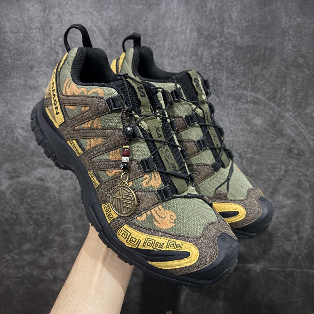 【GOAT纯原定制】SALOMON 萨洛蒙 XA PRO 3D 户外运动 网布减震防滑透气 低帮跑步鞋 男女同款绿棕色 马毛 马年限定477974 此款为定制款 下单定制周期为2天 全新品质 巅峰之作 所有配色均购物原版拆解1:1开发 原材料打造 非市场公版便宜货 私模大底 清洁度比市场所有版本都高 全套原纸板楦头开发 原厂网布配套 确保原汁原味 完美呈现版型 原档数据独家私模五层组合大底 男女鞋同步官方开发至47 原装Ortholite轻量化鞋垫 中底布带钢印编号 原厂TPU锁扣 进口港宝加持 后跟自然饱满 还原公司包裹性 鞋面采用SENSIFT贴合技术 全方位贴合包裹脚型 鞋跟部鞋底牵引设计 提供强大的抓地性能 更适应野外崎岖不平的道路 其3D ADVANCED CHASSIS底盘 材料轻量大化 钉齿设计更具稳定性 防护性 鞋底易磨损区运用CONTAGRIP高耐磨材料 应对城市硬质路面长距离跑考验 尺码:36 36.5 37.5 38 38.5 39 40 40.5 41 42 42.5 43 44 45 46 47-选品中心