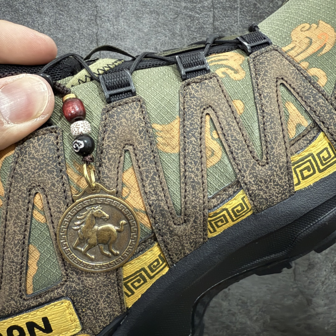 图片[4]-【GOAT纯原定制】SALOMON 萨洛蒙 XA PRO 3D 户外运动 网布减震防滑透气 低帮跑步鞋 男女同款绿棕色 马毛 马年限定477974 此款为定制款 下单定制周期为2天 全新品质 巅峰之作 所有配色均购物原版拆解1：1开发 原材料打造 非市场公版便宜货 私模大底 清洁度比市场所有版本都高 全套原纸板楦头开发 原厂网布配套 确保原汁原味 完美呈现版型 原档数据独家私模五层组合大底 男女鞋同步官方开发至47 原装Ortholite轻量化鞋垫 中底布带钢印编号 原厂TPU锁扣 进口港宝加持 后跟自然饱满 还原公司包裹性 鞋面采用SENSIFT贴合技术 全方位贴合包裹脚型 鞋跟部鞋底牵引设计 提供强大的抓地性能 更适应野外崎岖不平的道路 其3D ADVANCED CHASSIS底盘 材料轻量大化 钉齿设计更具稳定性 防护性 鞋底易磨损区运用CONTAGRIP高耐磨材料 应对城市硬质路面长距离跑考验 尺码：36 36.5 37.5 38 38.5 39 40 40.5 41 42 42.5 43 44 45 46 47-选品中心