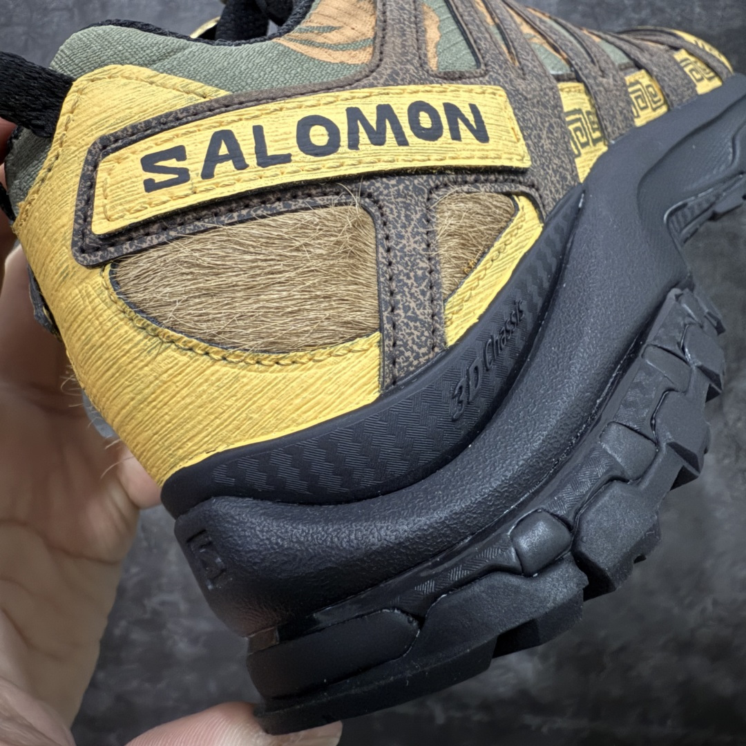 图片[2]-【GOAT纯原定制】SALOMON 萨洛蒙 XA PRO 3D 户外运动 网布减震防滑透气 低帮跑步鞋 男女同款绿棕色 马毛 马年限定477974 此款为定制款 下单定制周期为2天 全新品质 巅峰之作 所有配色均购物原版拆解1：1开发 原材料打造 非市场公版便宜货 私模大底 清洁度比市场所有版本都高 全套原纸板楦头开发 原厂网布配套 确保原汁原味 完美呈现版型 原档数据独家私模五层组合大底 男女鞋同步官方开发至47 原装Ortholite轻量化鞋垫 中底布带钢印编号 原厂TPU锁扣 进口港宝加持 后跟自然饱满 还原公司包裹性 鞋面采用SENSIFT贴合技术 全方位贴合包裹脚型 鞋跟部鞋底牵引设计 提供强大的抓地性能 更适应野外崎岖不平的道路 其3D ADVANCED CHASSIS底盘 材料轻量大化 钉齿设计更具稳定性 防护性 鞋底易磨损区运用CONTAGRIP高耐磨材料 应对城市硬质路面长距离跑考验 尺码：36 36.5 37.5 38 38.5 39 40 40.5 41 42 42.5 43 44 45 46 47-选品中心