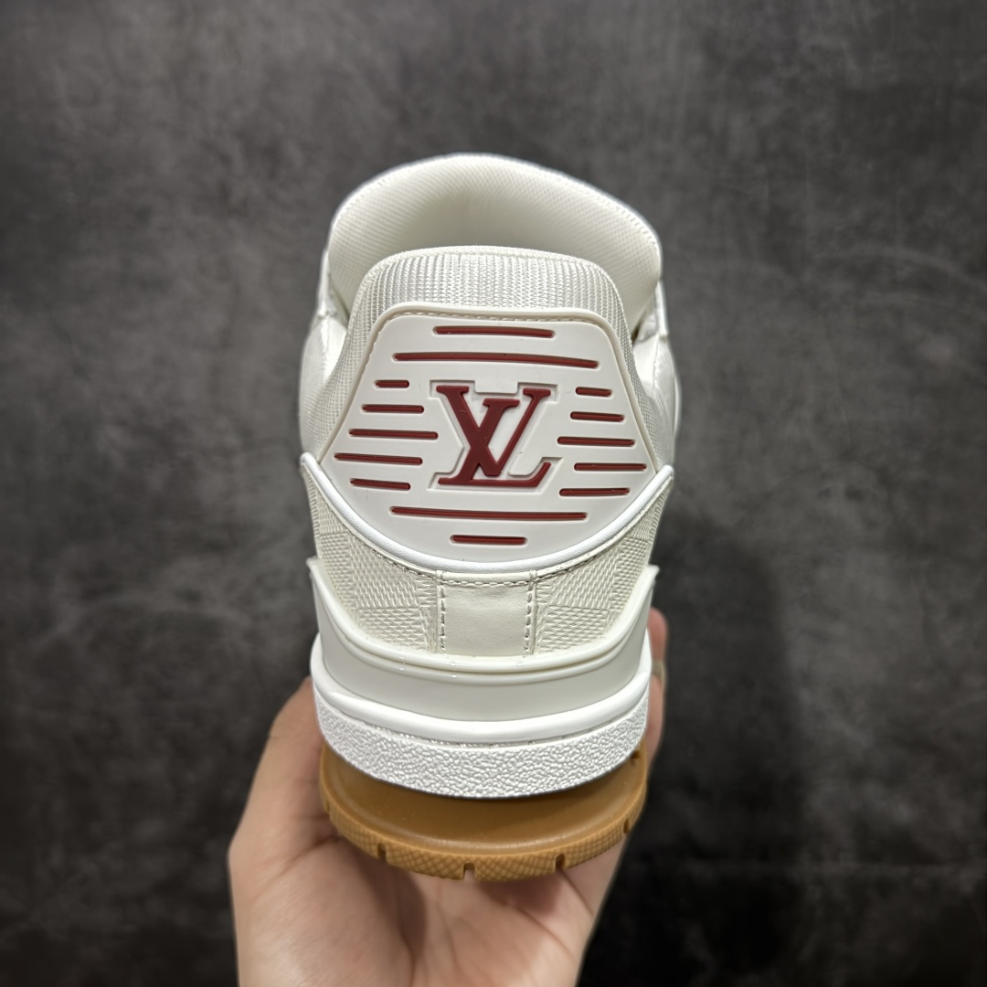 图片[4]-【天花板/Goat版】 市场最强版 没有之一的存在💪🏻 Louis Vuitton LV Trainer 系列全新版上架 手里有正品的可以对比下🆚懂货的看细节‼️ 此版品质是市场从未达到的新高度！ 整体版型 皮料 牛仔布的色差 压花纹路清晰度 后跟版型等等 都可以自行对比[机智]吊打市场所有货，怒甩十条街的那种，直接来正品对比图🆚，欢迎拿市场各大工厂的货来对比！ 尺码：35-45码-选品中心